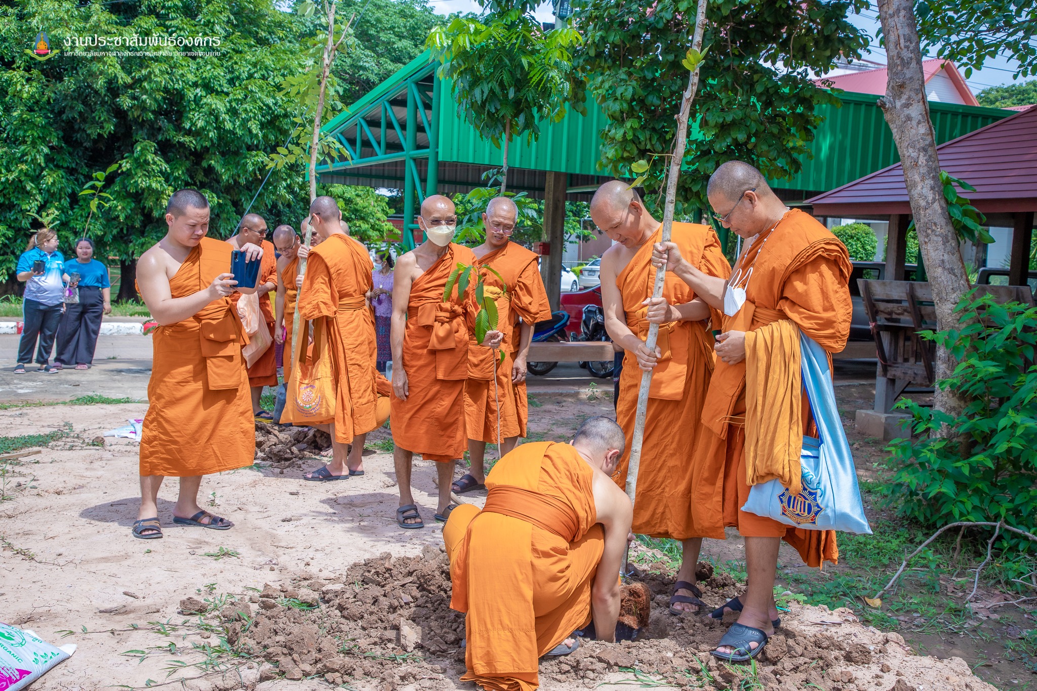 ? พช.ขอนแก่น : ร่วมพิธีทำบุญอายุวัฒนมงคล 55 ปี พระโสภณพัฒนบัณฑิต,รศ.ดร.รองอธิการบดีมหาวิทยาลัยมหาจุฬาลงกรณราชวิทยาลัย วิทยาเขตขอนแก่น