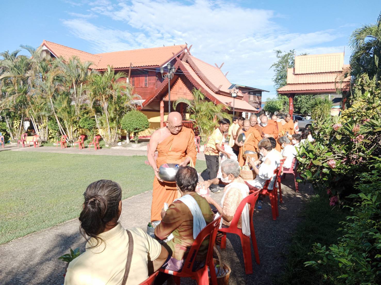 พช.ขอนแก่น : อำเภอซำสูง ดำเนินการโครงการวัด ประชารัฐ สร้างสุข