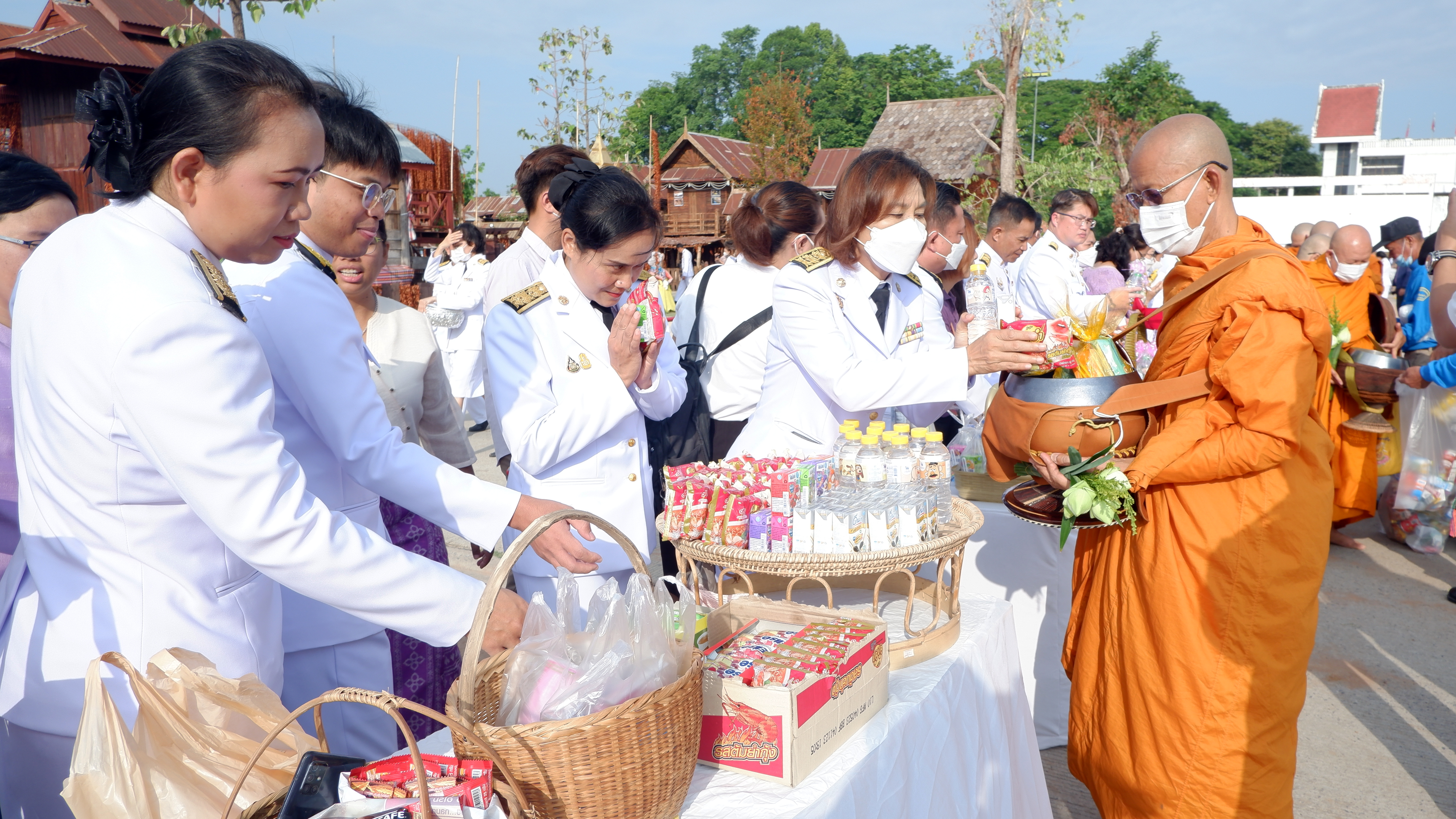 จังหวัดขอนแก่น : ประกอบพิธีทำบุญตักบาตรถวายพระราชกุศล เนื่องในโอกาสวันเฉลิมพระชนมพรรษา สมเด็จพระนางเจ้า ฯ พระบรมราชินี 3 มิถุนายน 2566
