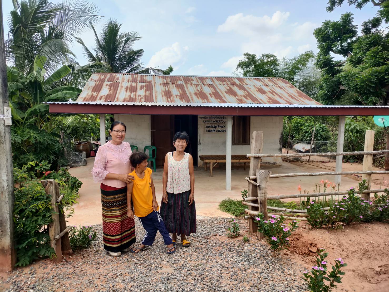 ?พช. ขอนแก่น : ถ่ายทำวิดีทัศน์ ครัวเรือนยากจนต้นแบบ (Best practice) ตามโครงการขจัดความยากจนและพัฒนาคนทุกช่วงวัยอย่างยั่งยืนตามหลักปรัชญาของเศรษฐกิจพอเพียง อำเภอหนองสองห้อง