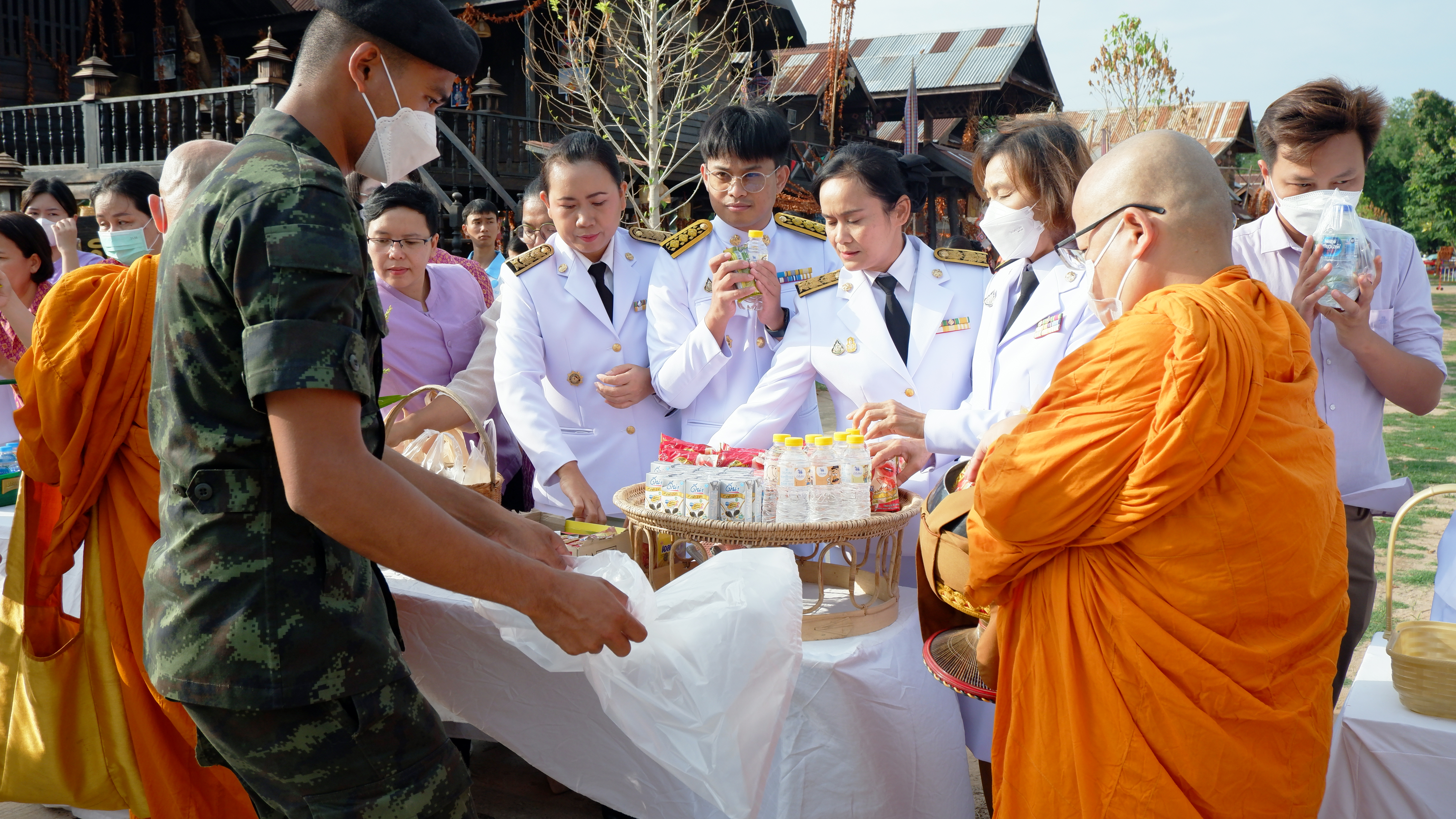 จังหวัดขอนแก่น : ประกอบพิธีทำบุญตักบาตรถวายพระราชกุศล เนื่องในโอกาสวันเฉลิมพระชนมพรรษา สมเด็จพระนางเจ้า ฯ พระบรมราชินี 3 มิถุนายน 2566
