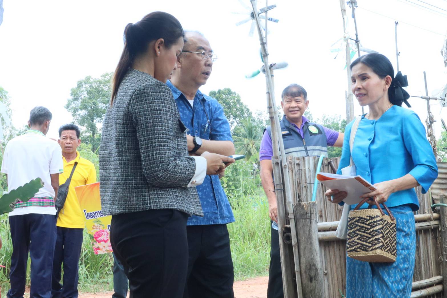 พช.ขอนแก่น : ลงพื้นที่ติดตามครัวเรือนยากจน ตามโครงการขจัดความยากจนและพัฒนาคนทุกช่วงวัยอย่างยั่งยืนตามหลักปรัชญาของเศรษฐกิจพอเพียง อำเภอมัญจาคีรี