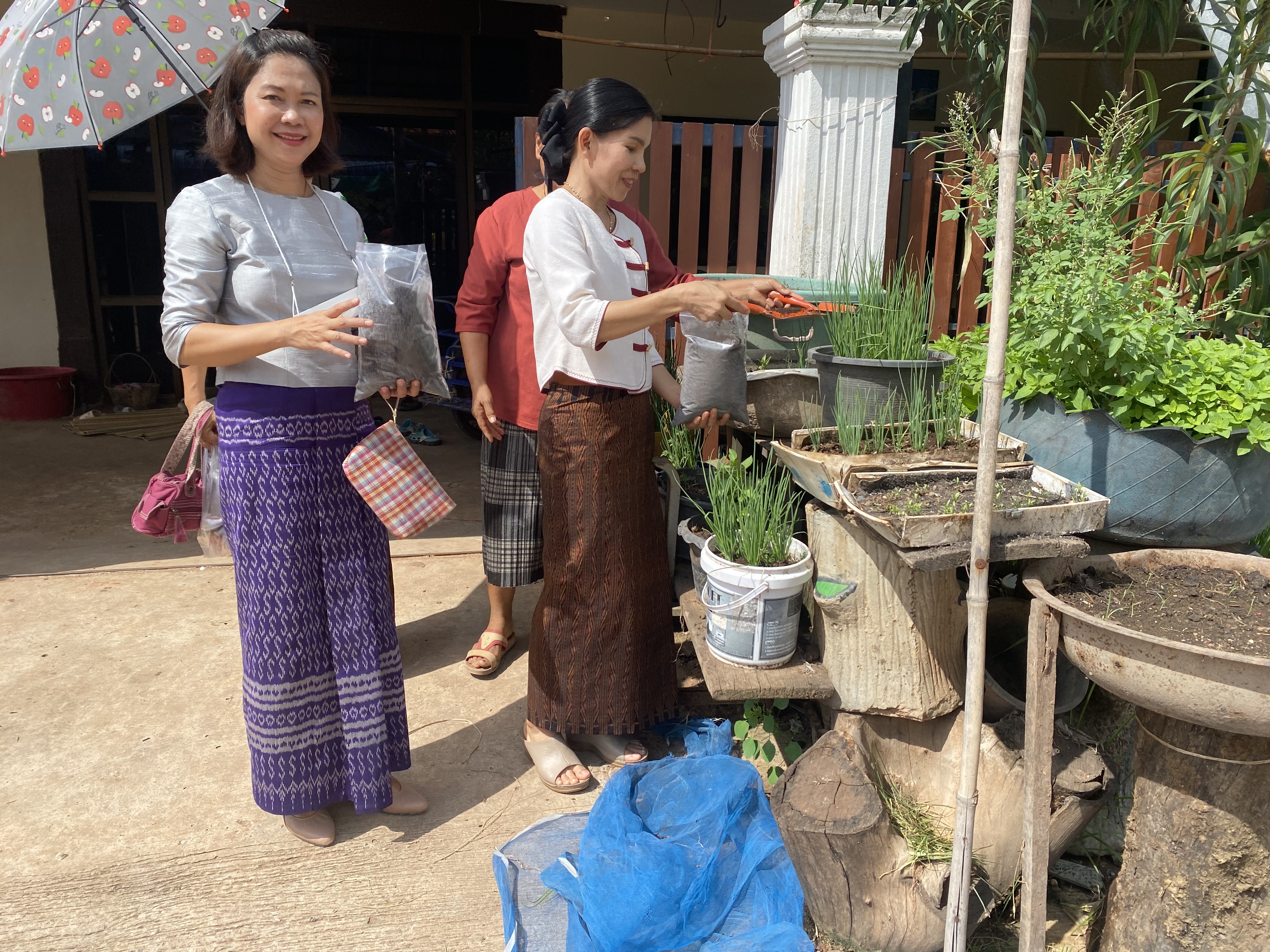 พช.ขอนแก่น : อ.มัญจาคีรี ขับเคลื่อนโครงการเสริมสร้างพลังกองทุนพัฒนาบทบาทสตรีสู่ตำบลเข้มแข็งอย่างยั่งยืนตามหลักปรัชญาของเศรษฐกิจพอเพียง และติดตามครัวเรือนยากจน