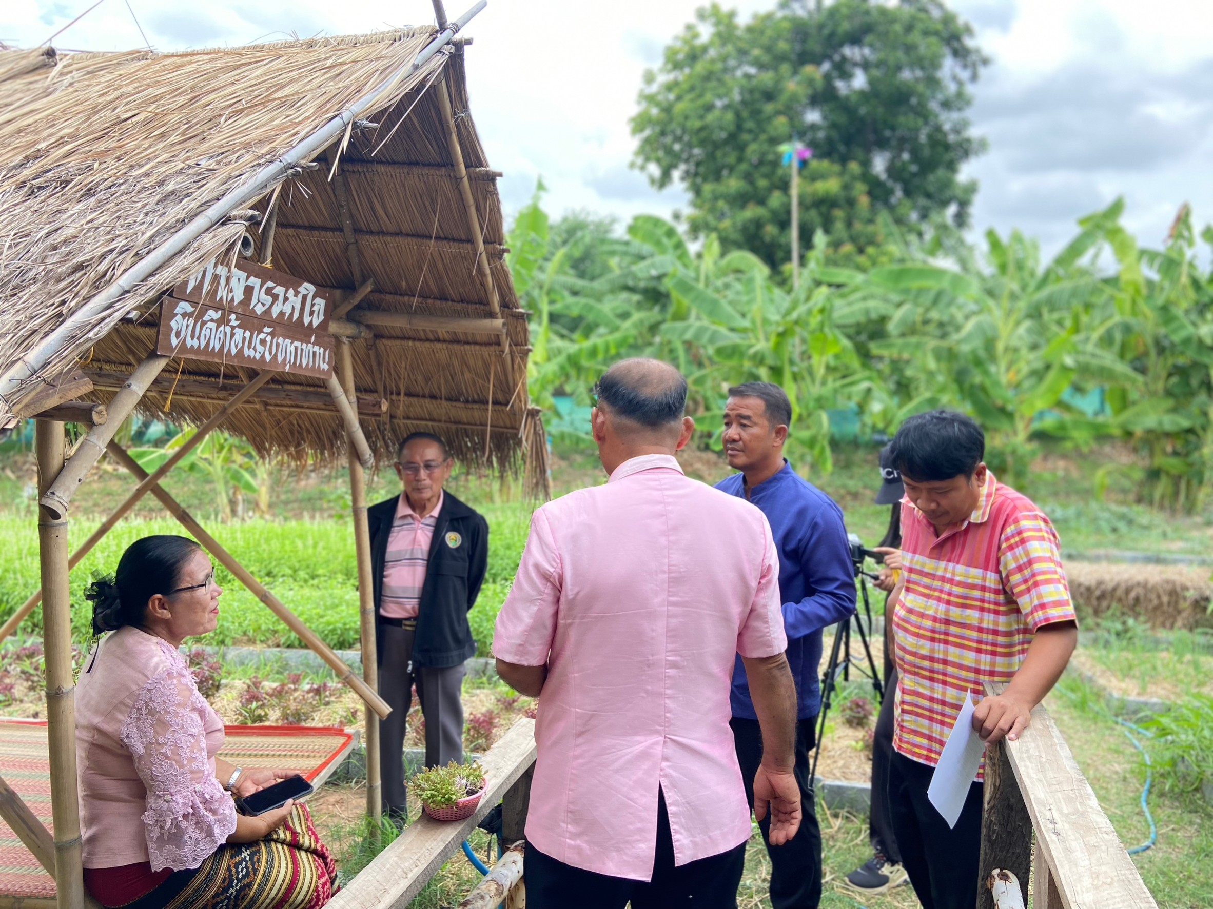 ?พช. ขอนแก่น : ถ่ายทำวิดีทัศน์ ครัวเรือนยากจนต้นแบบ (Best practice) ตามโครงการขจัดความยากจนและพัฒนาคนทุกช่วงวัยอย่างยั่งยืนตามหลักปรัชญาของเศรษฐกิจพอเพียง อำเภอหนองสองห้อง