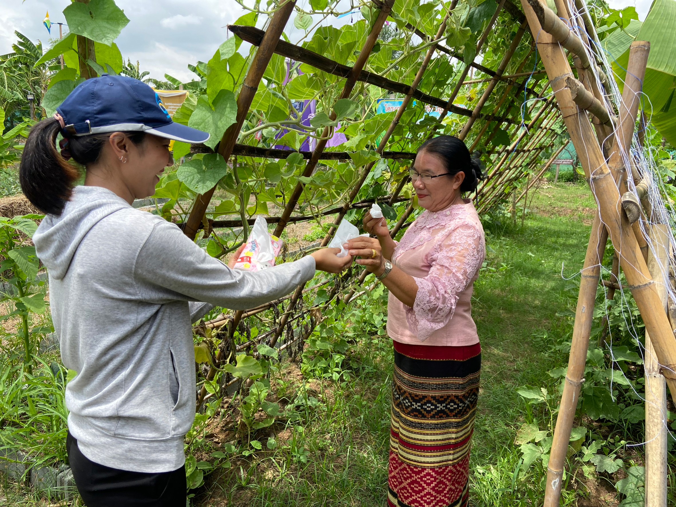 ?พช. ขอนแก่น : ถ่ายทำวิดีทัศน์ ครัวเรือนยากจนต้นแบบ (Best practice) ตามโครงการขจัดความยากจนและพัฒนาคนทุกช่วงวัยอย่างยั่งยืนตามหลักปรัชญาของเศรษฐกิจพอเพียง อำเภอหนองสองห้อง