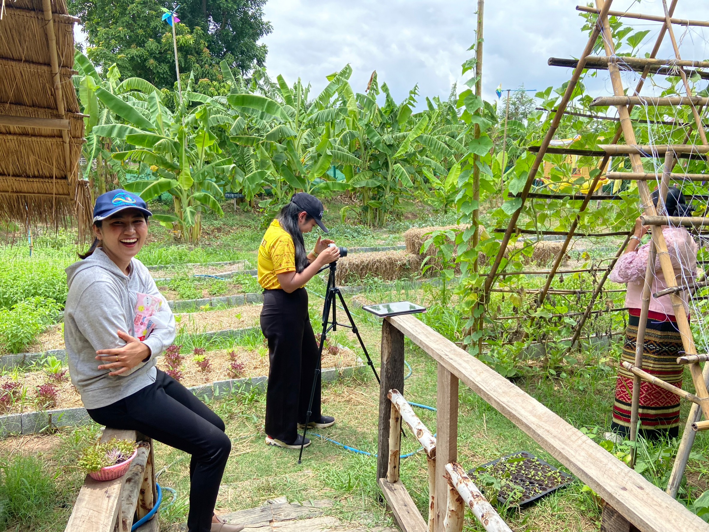 ?พช. ขอนแก่น : ถ่ายทำวิดีทัศน์ ครัวเรือนยากจนต้นแบบ (Best practice) ตามโครงการขจัดความยากจนและพัฒนาคนทุกช่วงวัยอย่างยั่งยืนตามหลักปรัชญาของเศรษฐกิจพอเพียง อำเภอหนองสองห้อง