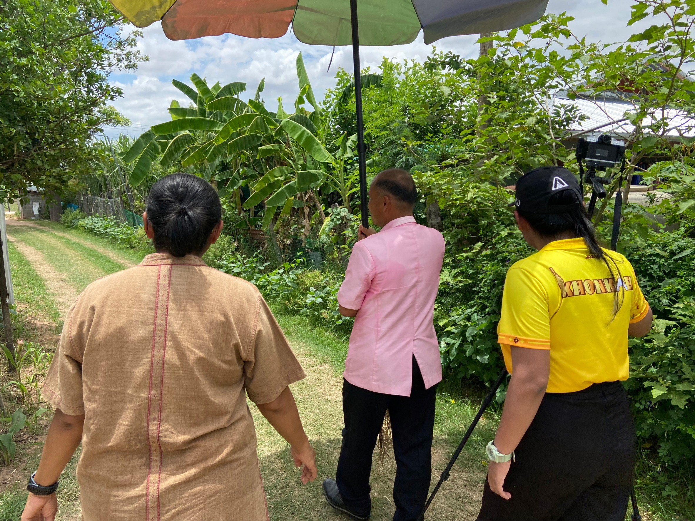 ?พช. ขอนแก่น : ถ่ายทำวิดีทัศน์ ครัวเรือนยากจนต้นแบบ (Best practice) ตามโครงการขจัดความยากจนและพัฒนาคนทุกช่วงวัยอย่างยั่งยืนตามหลักปรัชญาของเศรษฐกิจพอเพียง อำเภอหนองสองห้อง