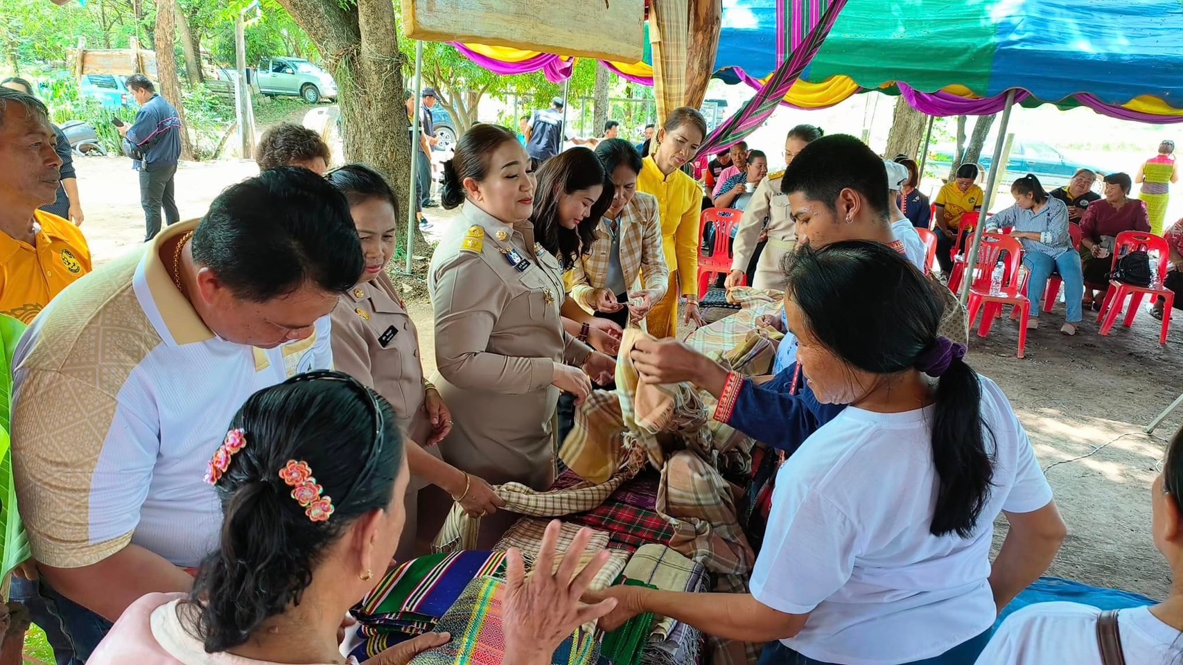 พช.ขอนแก่น : อำเภอชุมแพ ร่วมพิธีเปิดโครงการอบรม กลุ่มทอผ้าฝ้าย สีธรรมชาติ กลุ่มotop เวียงฟ้าผ้าทอ