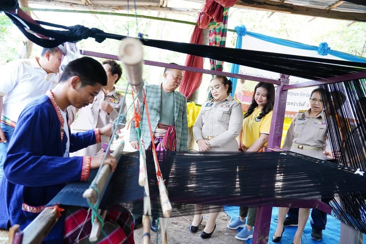 พช.ขอนแก่น : อำเภอชุมแพ ร่วมพิธีเปิดโครงการอบรม กลุ่มทอผ้าฝ้าย สีธรรมชาติ กลุ่มotop เวียงฟ้าผ้าทอ