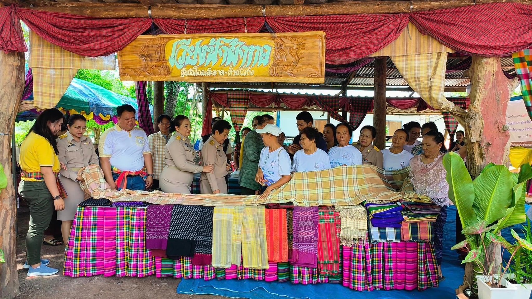 พช.ขอนแก่น : อำเภอชุมแพ ร่วมพิธีเปิดโครงการอบรม กลุ่มทอผ้าฝ้าย สีธรรมชาติ กลุ่มotop เวียงฟ้าผ้าทอ