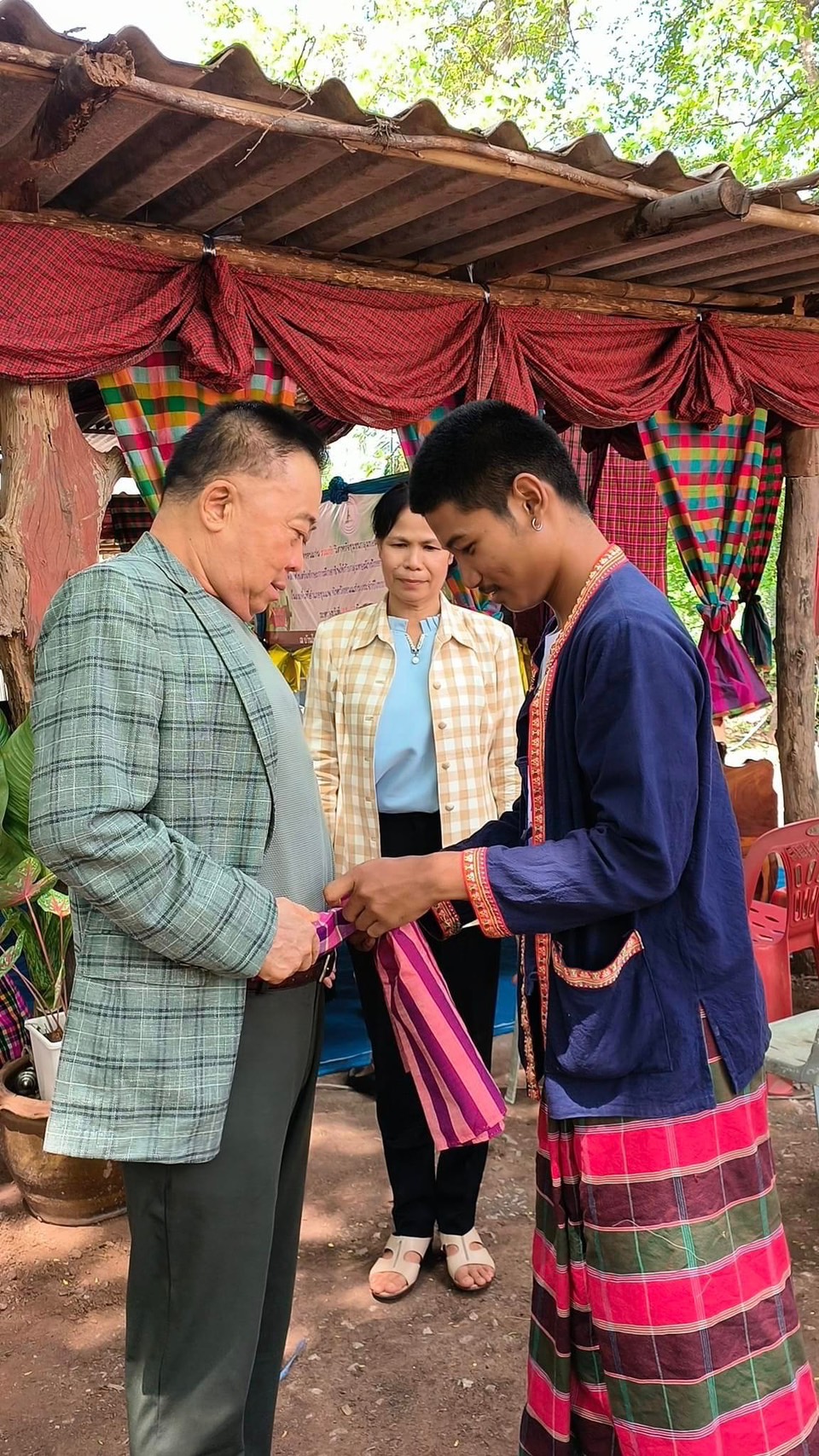 พช.ขอนแก่น : อำเภอชุมแพ ร่วมพิธีเปิดโครงการอบรม กลุ่มทอผ้าฝ้าย สีธรรมชาติ กลุ่มotop เวียงฟ้าผ้าทอ