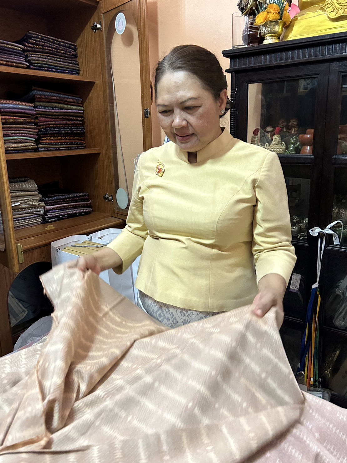 ? พช.ขอนแก่น : ติดตามการทอผ้าพระราชทาน “ผ้าลายดอกรักราชกัญญา”