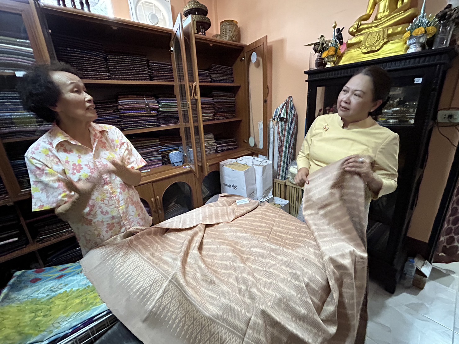 ? พช.ขอนแก่น : ติดตามการทอผ้าพระราชทาน “ผ้าลายดอกรักราชกัญญา”
