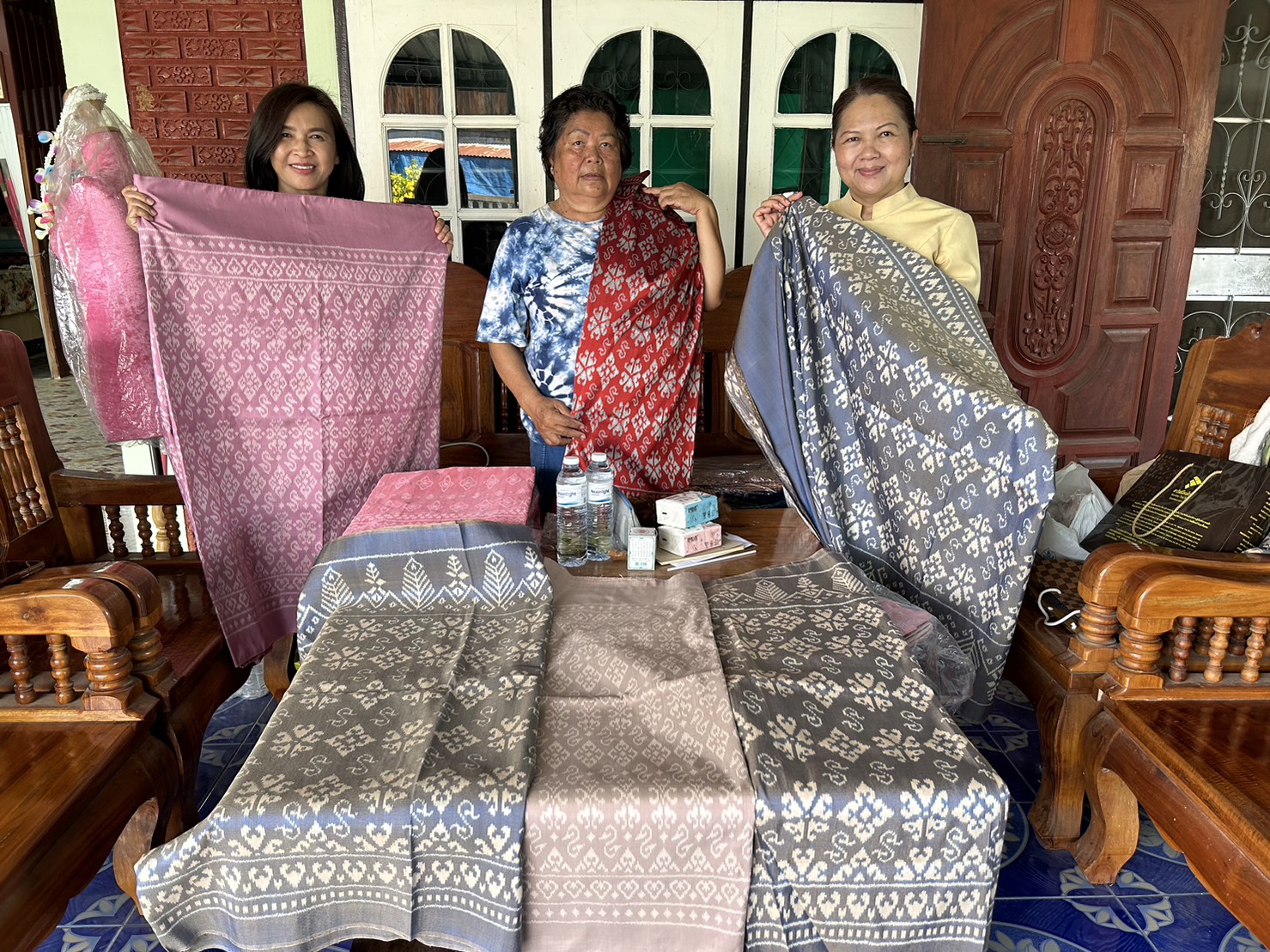 ? พช.ขอนแก่น : ติดตามการทอผ้าพระราชทาน “ผ้าลายดอกรักราชกัญญา”