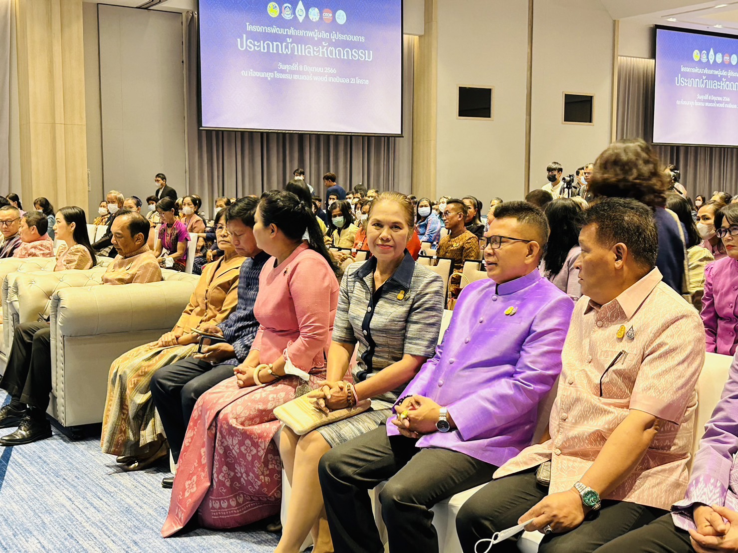 ? พช.ขอนแก่น : ร่วมงานประชุมเชิงปฎิบัติการพัฒนาศักยภาพ โครงการพัฒนาศักยภาพผู้ผลิต ผู้ประกอบการผ้า และหัตถกรรม จุดกำเนินการที่ 3 รุ่นที่ 1 จังหวัดนครราชสีมา