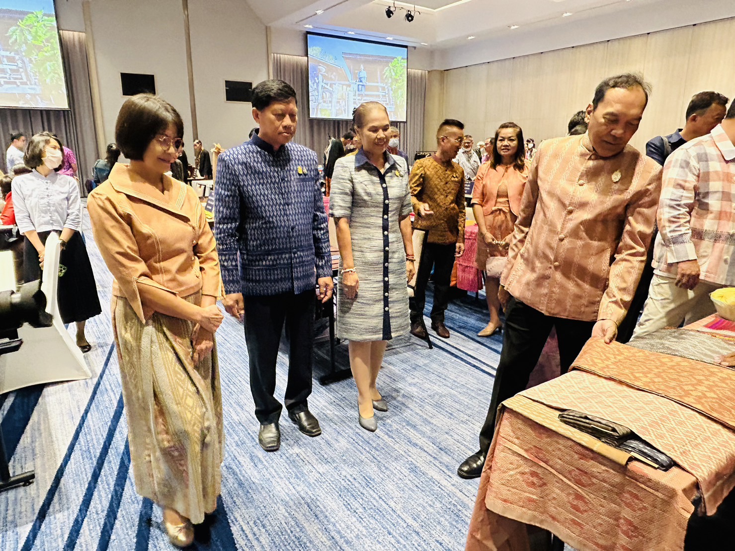 ? พช.ขอนแก่น : ร่วมงานประชุมเชิงปฎิบัติการพัฒนาศักยภาพ โครงการพัฒนาศักยภาพผู้ผลิต ผู้ประกอบการผ้า และหัตถกรรม จุดกำเนินการที่ 3 รุ่นที่ 1 จังหวัดนครราชสีมา