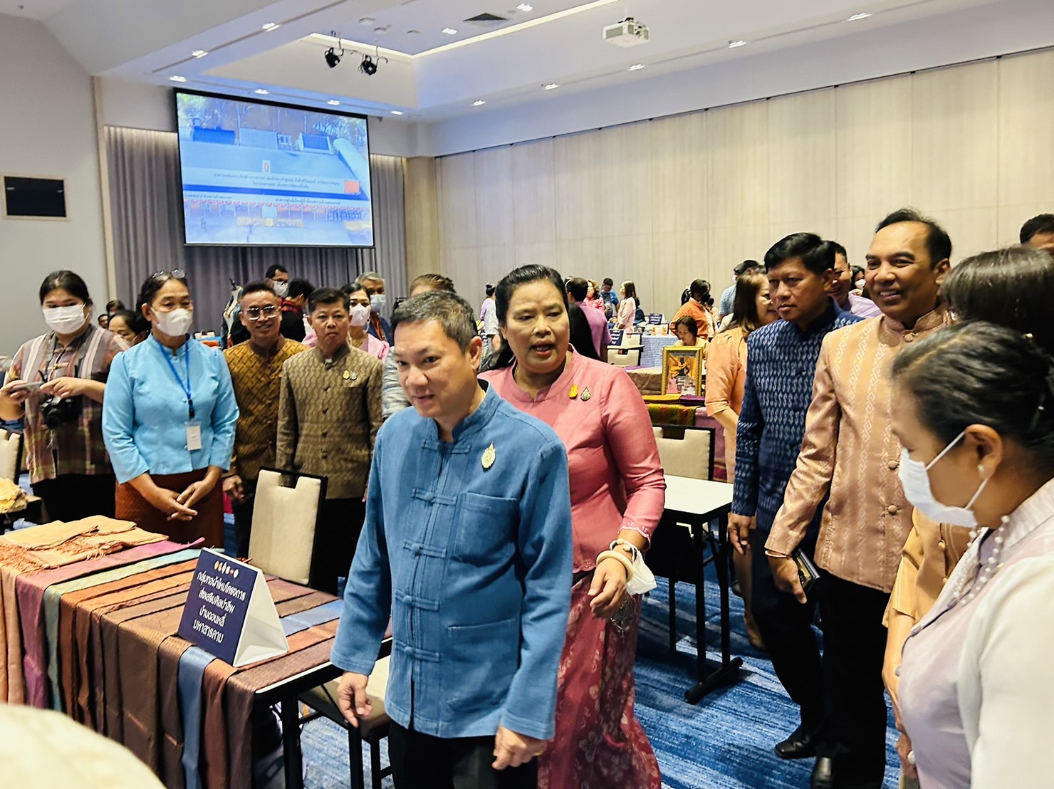? พช.ขอนแก่น : ร่วมงานประชุมเชิงปฎิบัติการพัฒนาศักยภาพ โครงการพัฒนาศักยภาพผู้ผลิต ผู้ประกอบการผ้า และหัตถกรรม จุดกำเนินการที่ 3 รุ่นที่ 1 จังหวัดนครราชสีมา