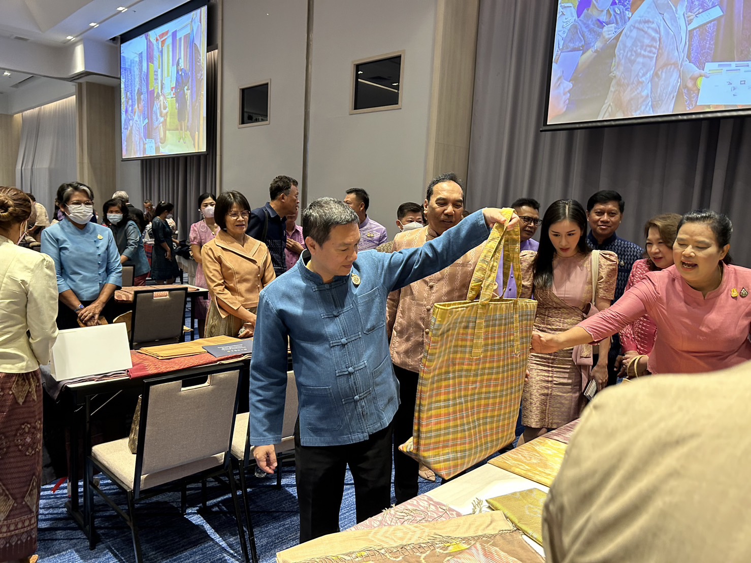 ? พช.ขอนแก่น : ร่วมงานประชุมเชิงปฎิบัติการพัฒนาศักยภาพ โครงการพัฒนาศักยภาพผู้ผลิต ผู้ประกอบการผ้า และหัตถกรรม จุดกำเนินการที่ 3 รุ่นที่ 1 จังหวัดนครราชสีมา