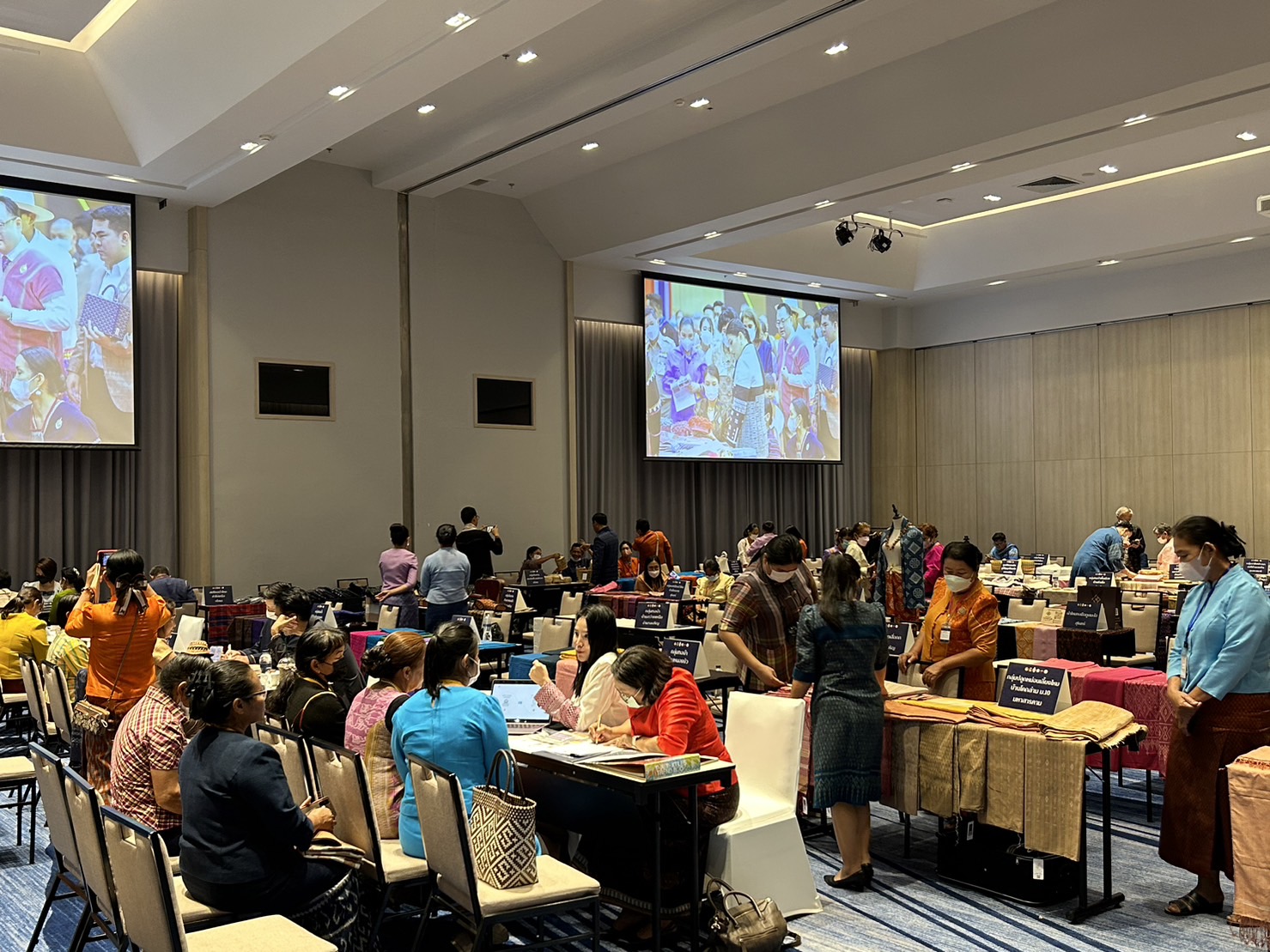 ? พช.ขอนแก่น : ร่วมงานประชุมเชิงปฎิบัติการพัฒนาศักยภาพ โครงการพัฒนาศักยภาพผู้ผลิต ผู้ประกอบการผ้า และหัตถกรรม จุดกำเนินการที่ 3 รุ่นที่ 1 จังหวัดนครราชสีมา