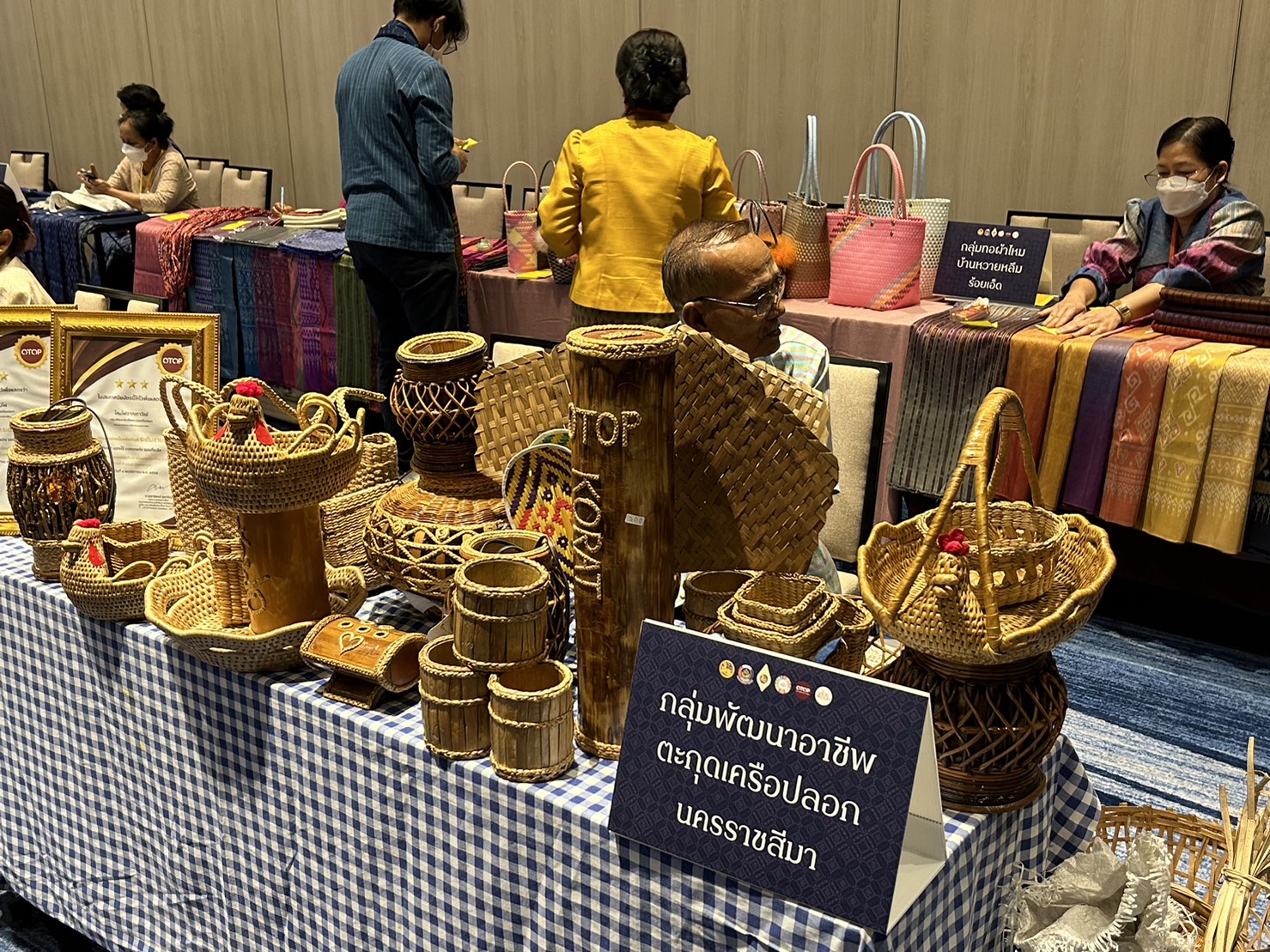 ? พช.ขอนแก่น : ร่วมงานประชุมเชิงปฎิบัติการพัฒนาศักยภาพ โครงการพัฒนาศักยภาพผู้ผลิต ผู้ประกอบการผ้า และหัตถกรรม จุดกำเนินการที่ 3 รุ่นที่ 1 จังหวัดนครราชสีมา
