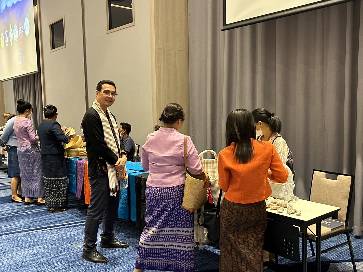 ? พช.ขอนแก่น : ร่วมงานประชุมเชิงปฎิบัติการพัฒนาศักยภาพ โครงการพัฒนาศักยภาพผู้ผลิต ผู้ประกอบการผ้า และหัตถกรรม จุดกำเนินการที่ 3 รุ่นที่ 1 จังหวัดนครราชสีมา