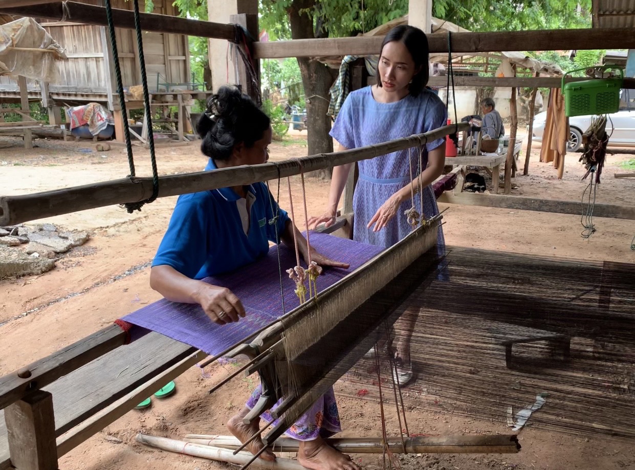 พช.ขอนแก่น : อำเภอบ้านฝาง ลงพื้นที่สนับสนุนการดำเนินงานกลุ่มทอผ้าไหมมัดหมี่บ้านสร้างแก้ว พร้อมต่อยอดแบบลายผ้าพระราชทาน “ผ้าลายดอกรักราชกัญญา”