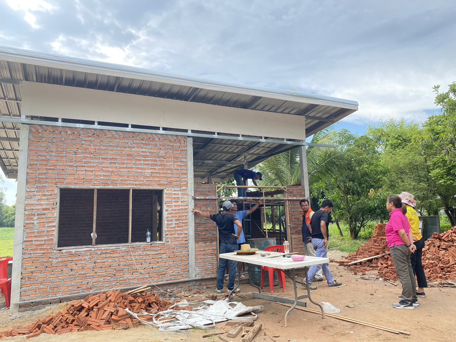 พช.ขอนแก่น : อำเภอน้ำพอง ลงพื้นที่ติดตามครัวเรือนยากจนต้นแบบ (Best practice) ในการก่อสร้างบ้าน ตามโครงการขจัดความยากจนและพัฒนาคนทุกช่วงวัยอย่างยั่งยืนตามหลักปรัชญาของเศรษฐกิจพอเพียง ณ บ้านคำแก่นคูณน้อย หมู่ที่ 8 ต.ม่วงหวาน