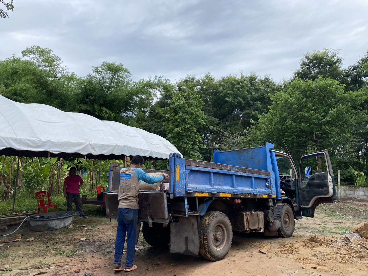 พช.ขอนแก่น : อำเภอน้ำพอง ลงพื้นที่ติดตามครัวเรือนยากจนต้นแบบ (Best practice) ในการก่อสร้างบ้าน ตามโครงการขจัดความยากจนและพัฒนาคนทุกช่วงวัยอย่างยั่งยืนตามหลักปรัชญาของเศรษฐกิจพอเพียง ณ บ้านคำแก่นคูณน้อย หมู่ที่ 8 ต.ม่วงหวาน