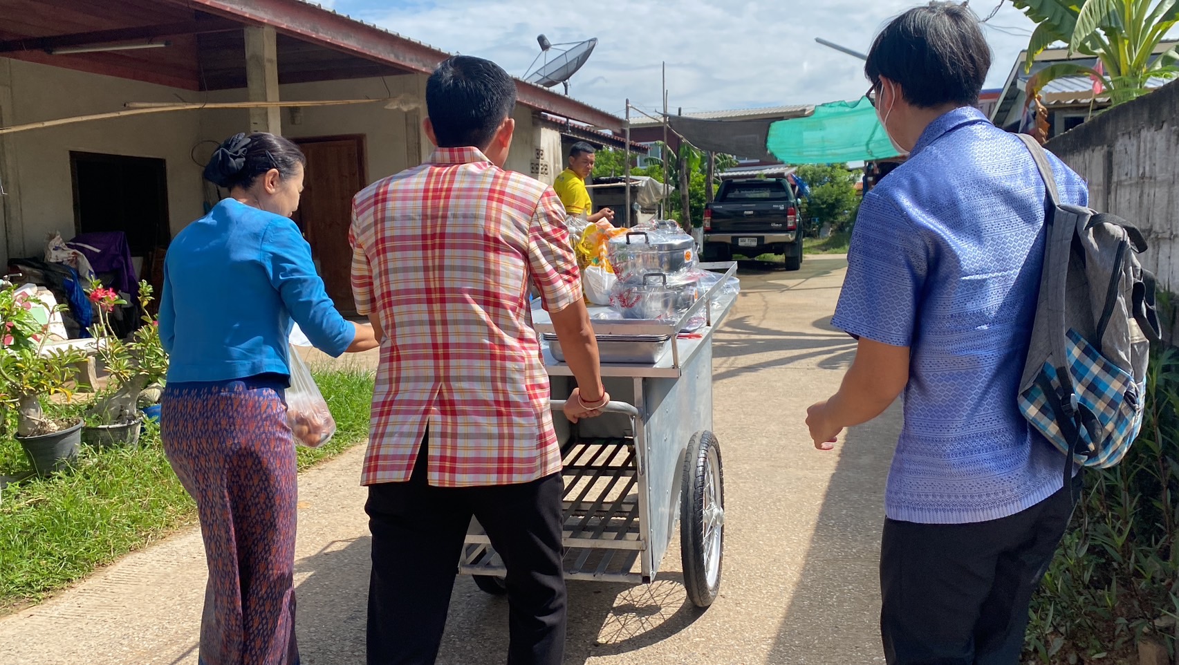 พช.ขอนแก่น : อำเภอน้ำพอง มอบวัสดุอุปกรณ์สนับสนุนการประกอบอาชีพแก่ครัวเรือนยากจนต้นแบบ (Best Practice)