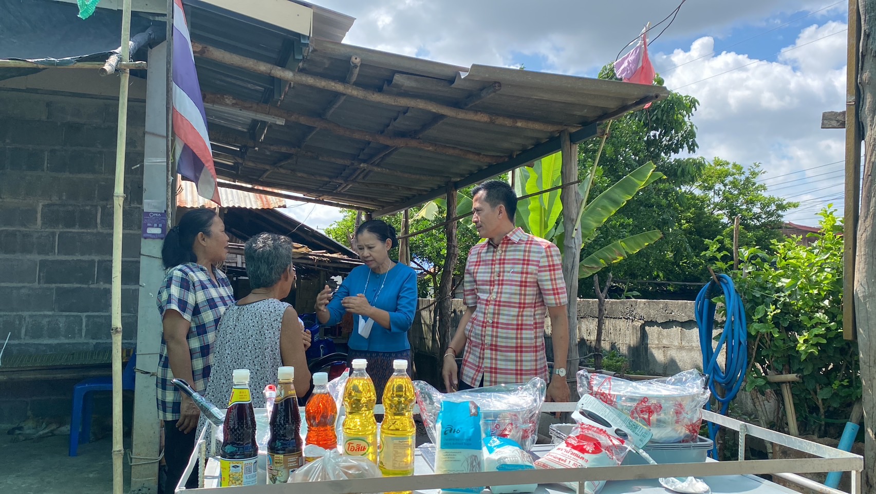 พช.ขอนแก่น : อำเภอน้ำพอง มอบวัสดุอุปกรณ์สนับสนุนการประกอบอาชีพแก่ครัวเรือนยากจนต้นแบบ (Best Practice)