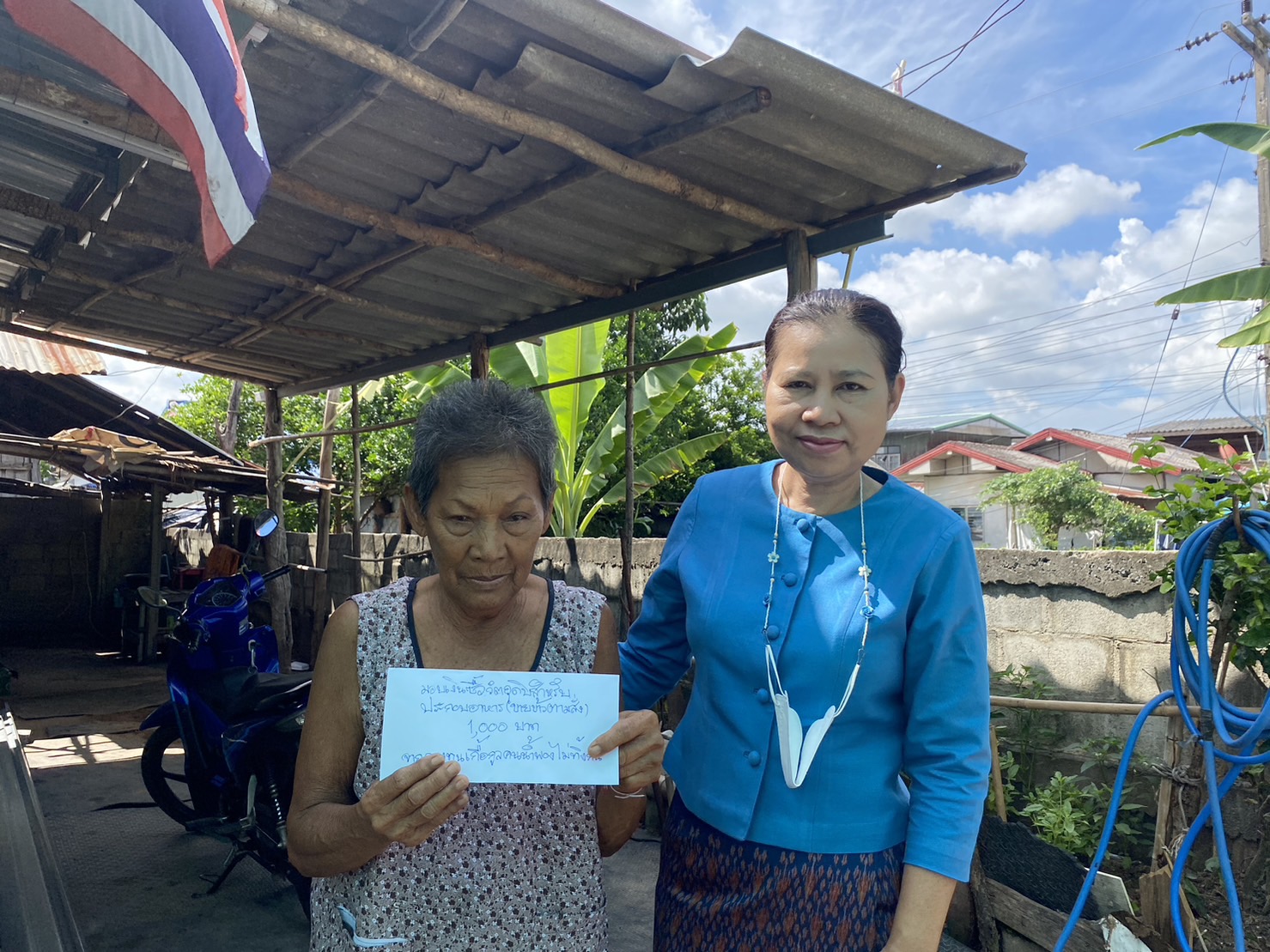 พช.ขอนแก่น : อำเภอน้ำพอง มอบวัสดุอุปกรณ์สนับสนุนการประกอบอาชีพแก่ครัวเรือนยากจนต้นแบบ (Best Practice)