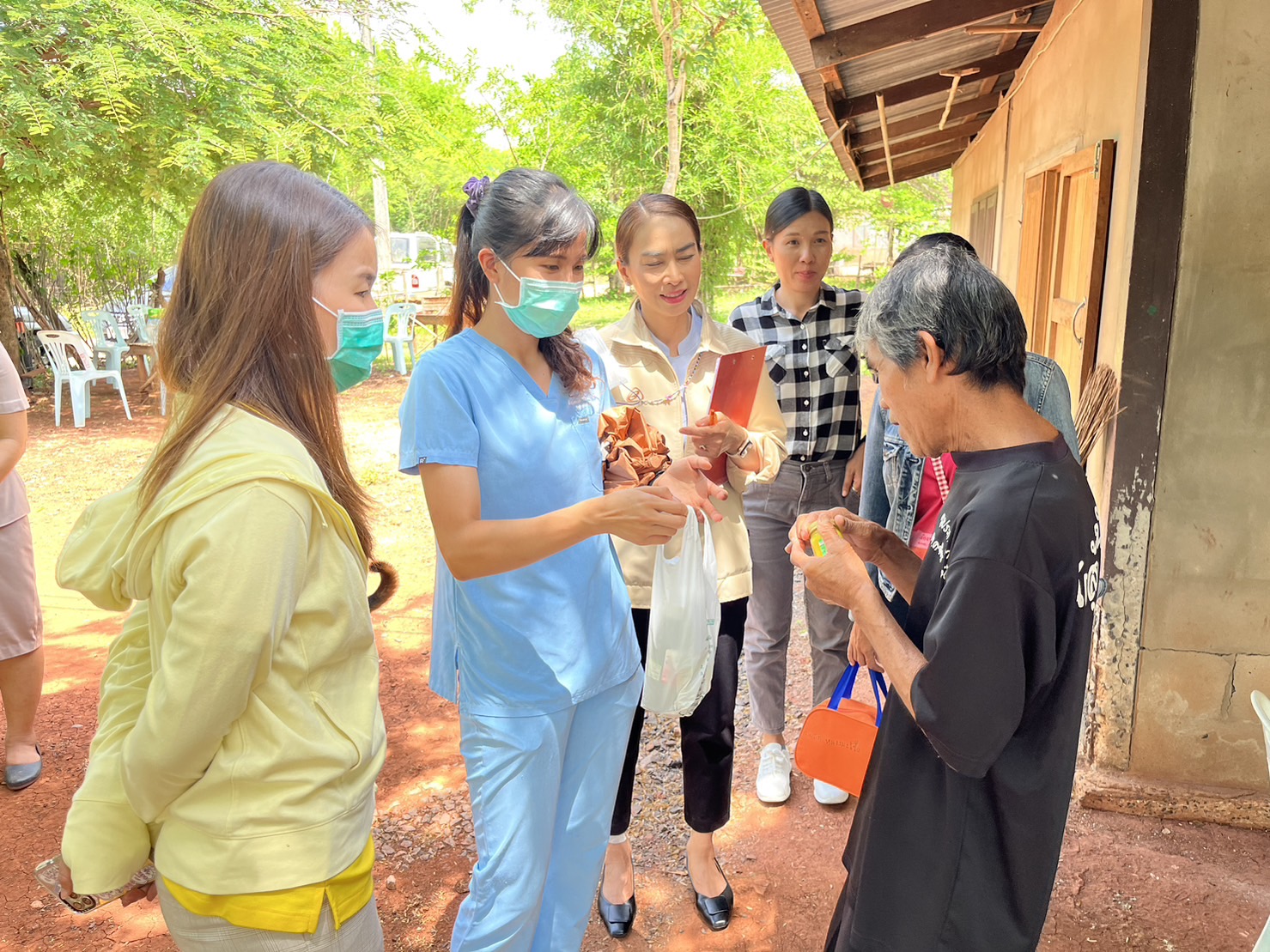 พช.ขอนแก่น : อำเภอพล ลงพื้นที่ติดตามครัวเรือนยากจนต้นแบบ (Best practice) ตามโครงการขจัดความยากจนและพัฒนาคนทุกช่วงวัยอย่างยั่งยืนตามหลักปรัชญาของเศรษฐกิจพอเพียง