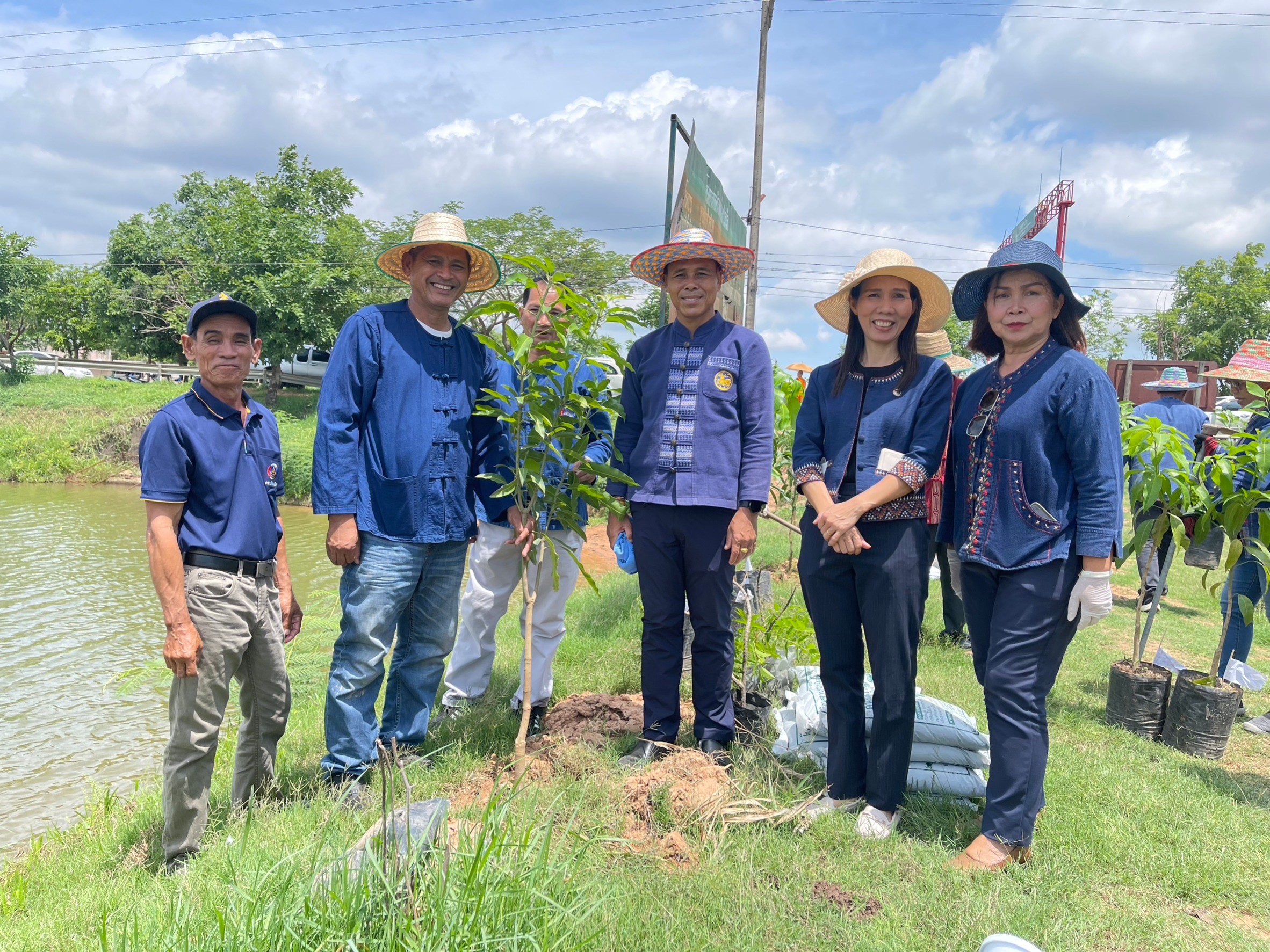 พช.ขอนแก่น : อำเภอหนองเรือ จัดกิจกรรมโครงการจิตอาสาพัฒนาชุมชน วัด ประชา รัฐ สร้างสุข เนื่องในโอกาสฉลอง พระชนมายุ 8 รอบ สมเด็จพระอริยวงศาคตญาณ สมเด็จพระสังฆราช สกลมหาสังฆปริณายก