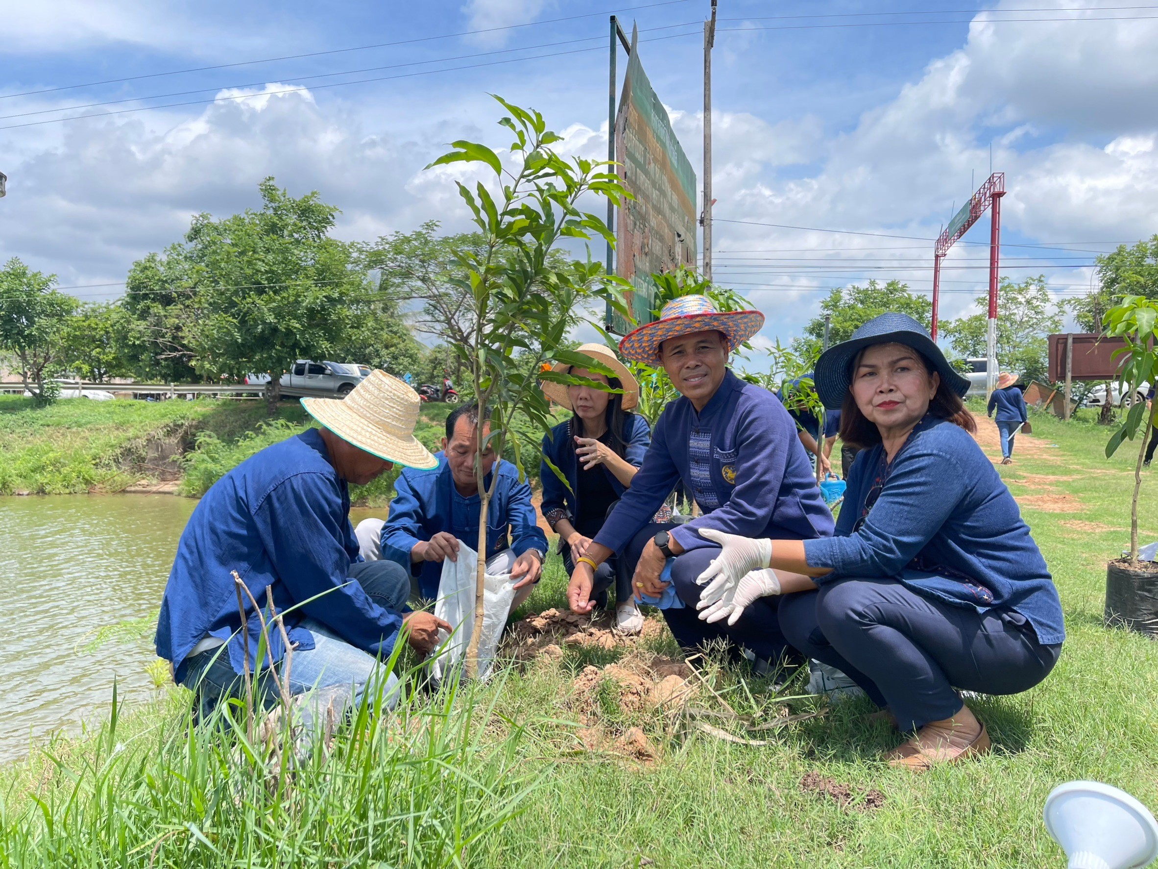 พช.ขอนแก่น : อำเภอหนองเรือ จัดกิจกรรมโครงการจิตอาสาพัฒนาชุมชน วัด ประชา รัฐ สร้างสุข เนื่องในโอกาสฉลอง พระชนมายุ 8 รอบ สมเด็จพระอริยวงศาคตญาณ สมเด็จพระสังฆราช สกลมหาสังฆปริณายก