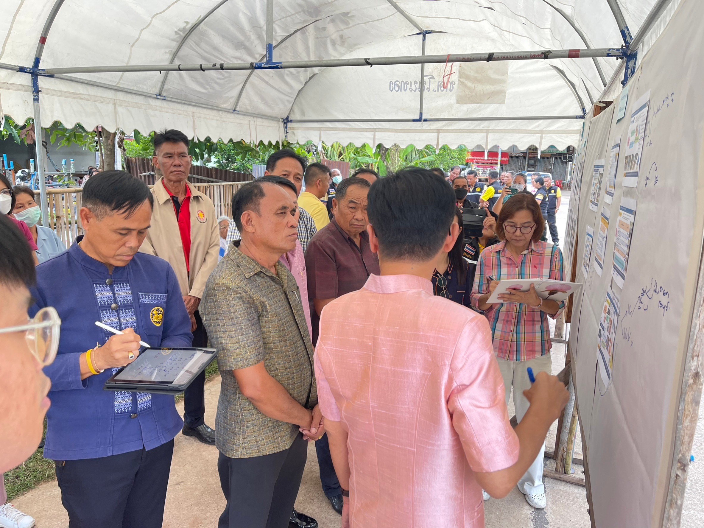 ? รองผู้ว่าฯ ขอนแก่น นำทีมติดตาม และสนับสนุน การดำเนินงานขจัดความยากจนฯ ในระดับพื้นที่ อำเภอหนองเรือ