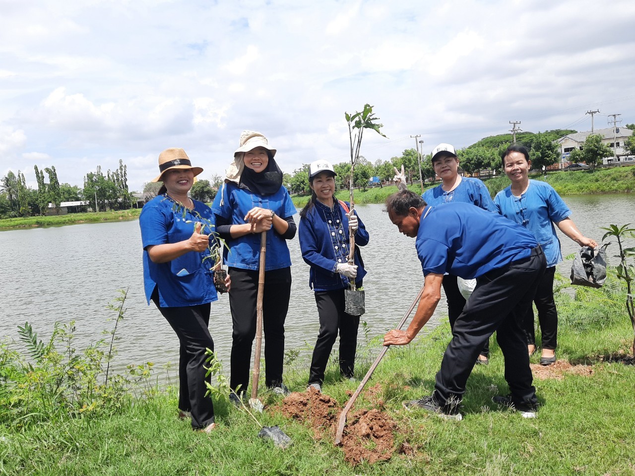 พช.ขอนแก่น : อำเภอหนองเรือ จัดกิจกรรมโครงการจิตอาสาพัฒนาชุมชน วัด ประชา รัฐ สร้างสุข เนื่องในโอกาสฉลอง พระชนมายุ 8 รอบ สมเด็จพระอริยวงศาคตญาณ สมเด็จพระสังฆราช สกลมหาสังฆปริณายก