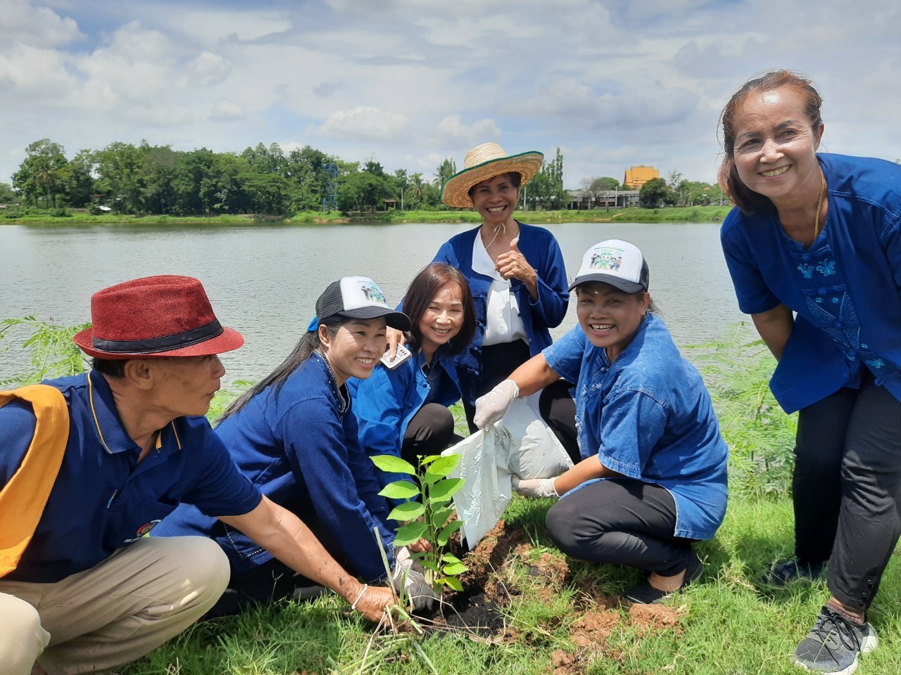 พช.ขอนแก่น : อำเภอหนองเรือ จัดกิจกรรมโครงการจิตอาสาพัฒนาชุมชน วัด ประชา รัฐ สร้างสุข เนื่องในโอกาสฉลอง พระชนมายุ 8 รอบ สมเด็จพระอริยวงศาคตญาณ สมเด็จพระสังฆราช สกลมหาสังฆปริณายก