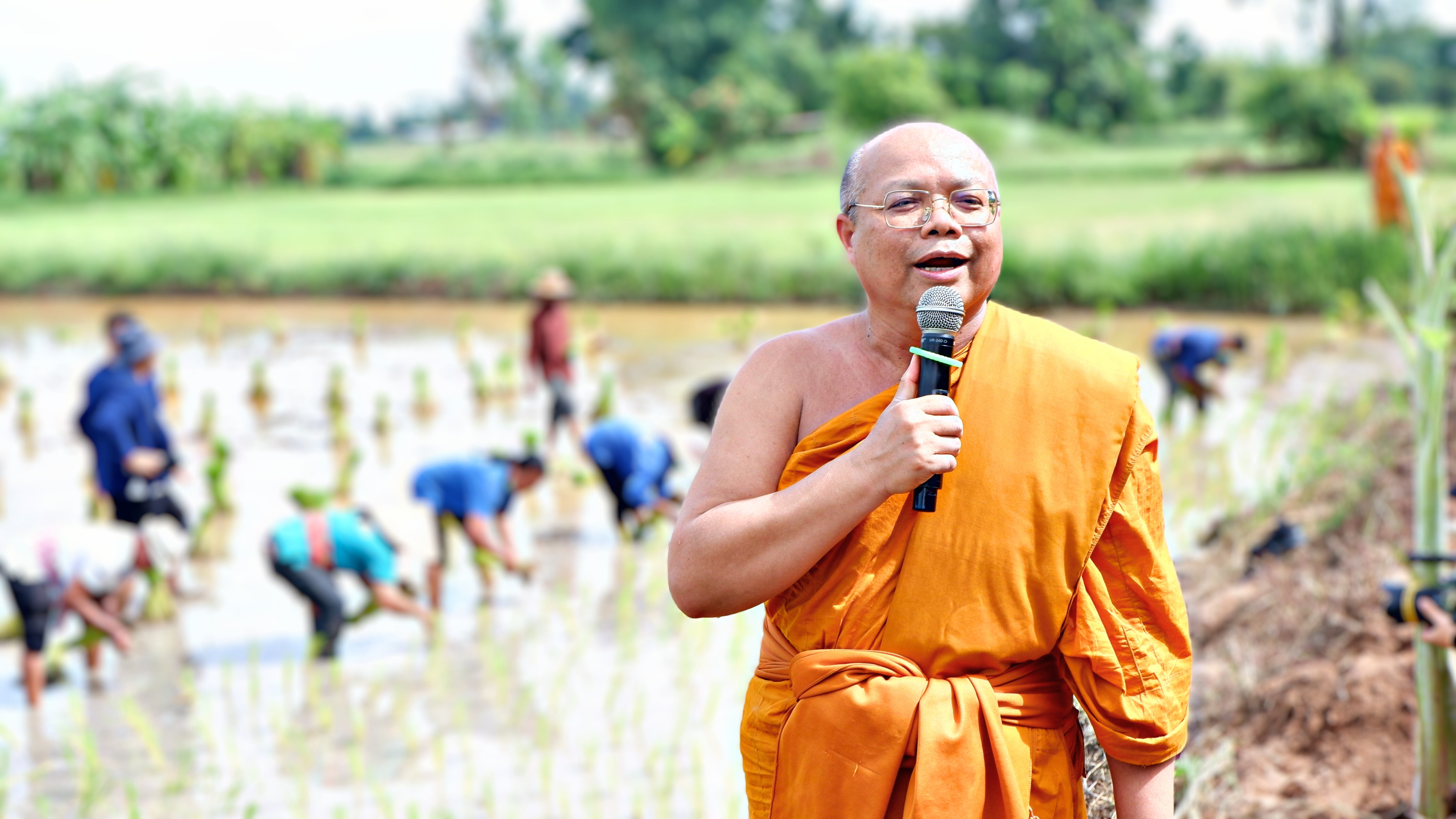 จังหวัดขอนแก่น : จัดกิจกรรม “สืบสานประเพณีปลูกข้าวแปลงนาสาธิต “ปลูกข้าววันแม่ เก็บเกี่ยววันพ่อ”