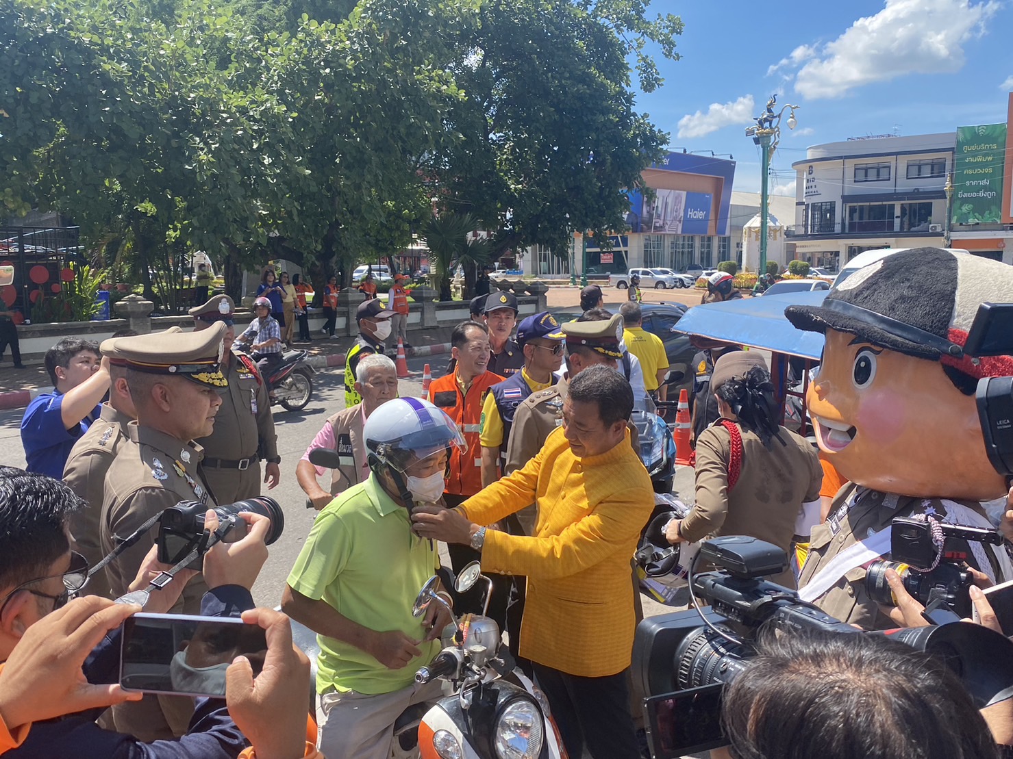 พช.ขอนแก่น : ร่วมกิจกรรม “จังหวัดขอนแก่นขับขี่ปลอดภัย 365 วัน” สวมหมวกนิรภัยและคาดเข็มขัดนิรภัยทุกครั้ง ทุกที่นั่ง 100 เปอร์เซ็นต์