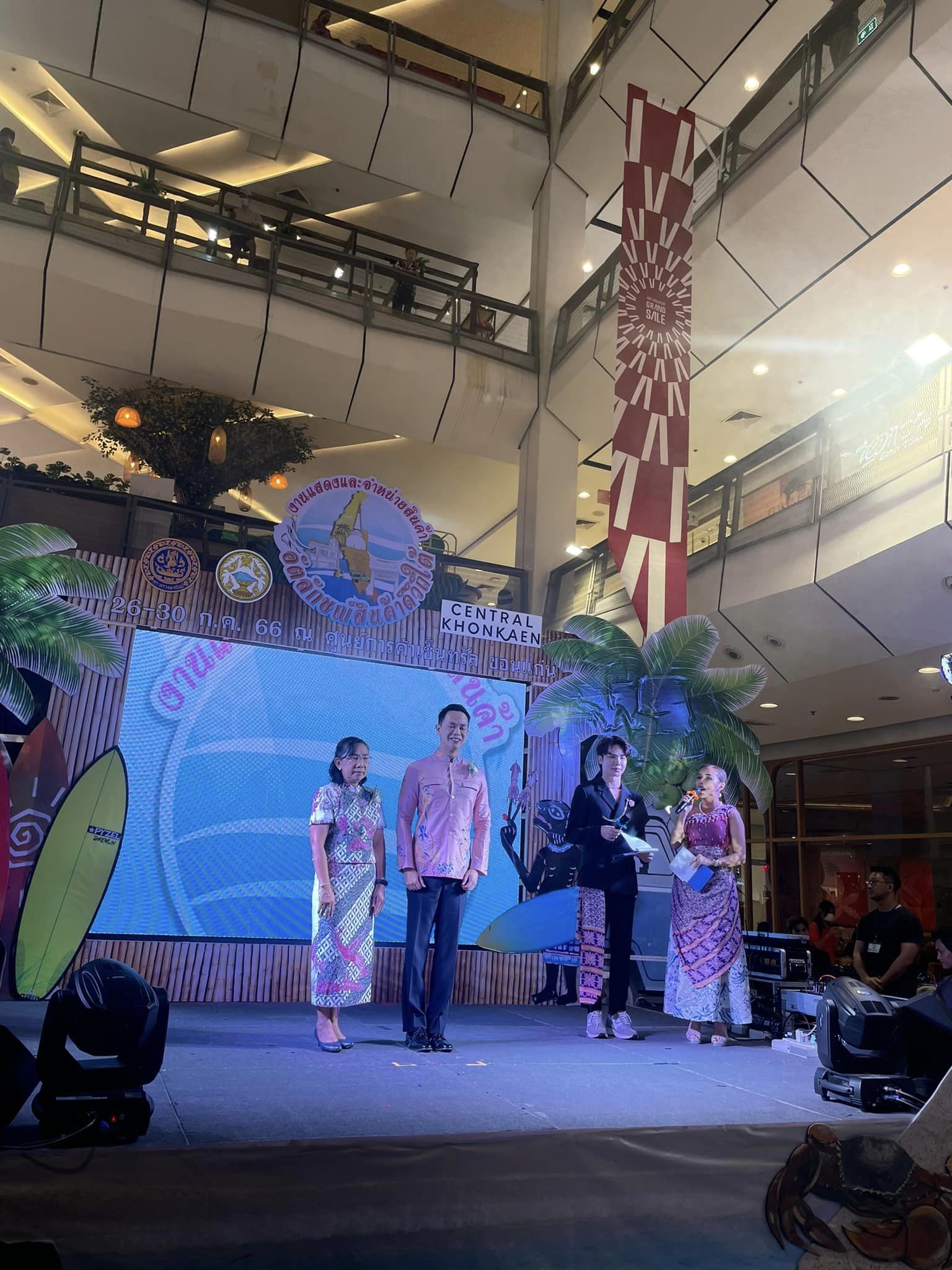 พช.ขอนแก่น : ร่วมพิธีเปิด “งานแสดงและจำหน่ายสินค้าอัตลักษณ์สินค้าดีวิถีใต้” ภายใต้โครงการส่งเสริมตลาดสินค้าอัตลักษณ์และเพิ่มขีดความสามารถทางการค้าเสริมสร้างเศรษฐกิจฐานรากภาคใต้ กิจกรรม “ยกระดับศักยภาพตลาดสินค้าอัตลักษณ์ภาคใต้ 2566