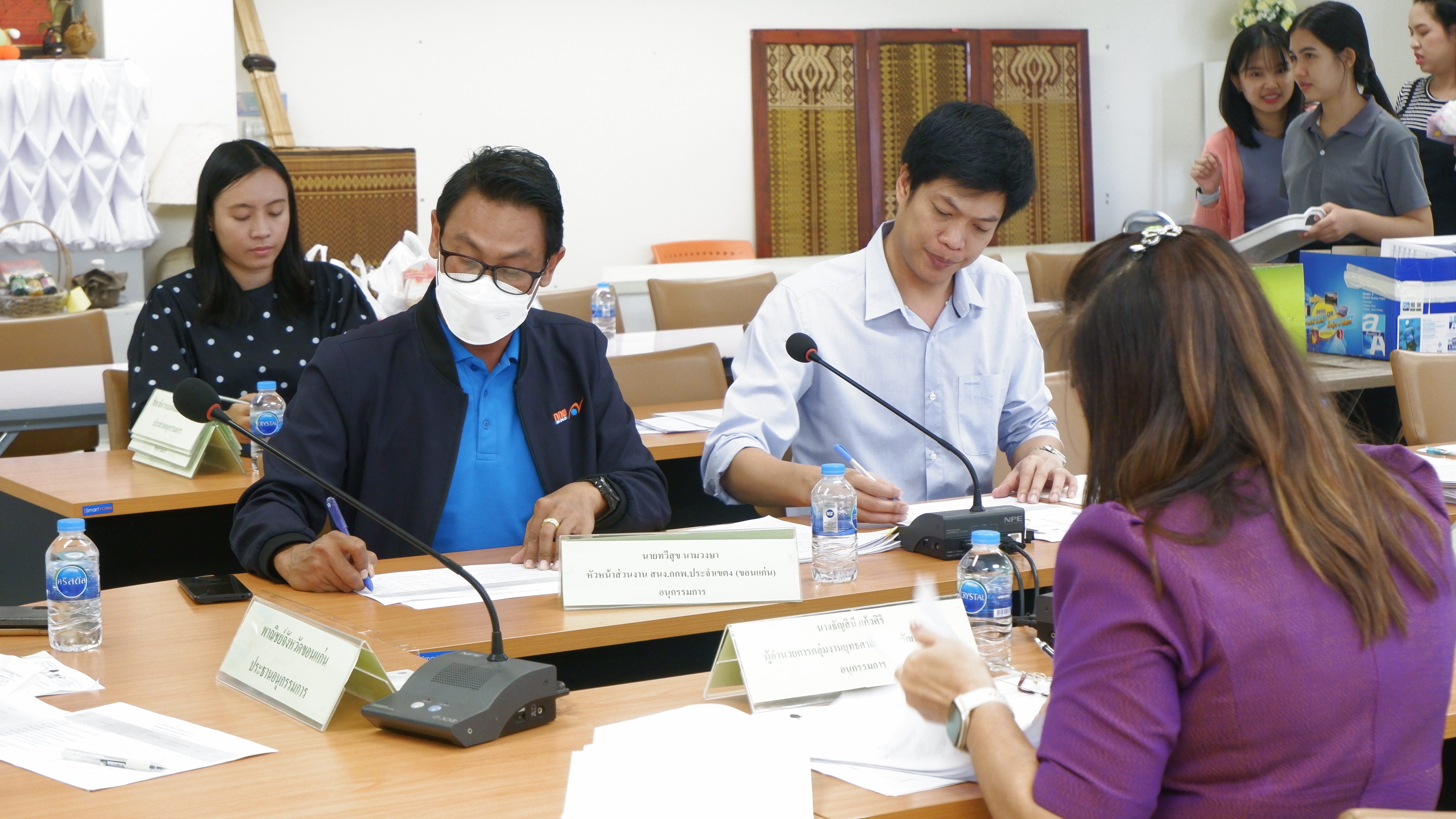 พช.ขอนแก่น : ร่วมประชุมคณะอนุกรรมการพิจารณากลั่นกรองแผนงานและโครงการชุมชน ด้านการจัดจ้างกองทุนพัฒนาไฟฟ้าอำเภอน้ำพอง จังหวัดขอนแก่น