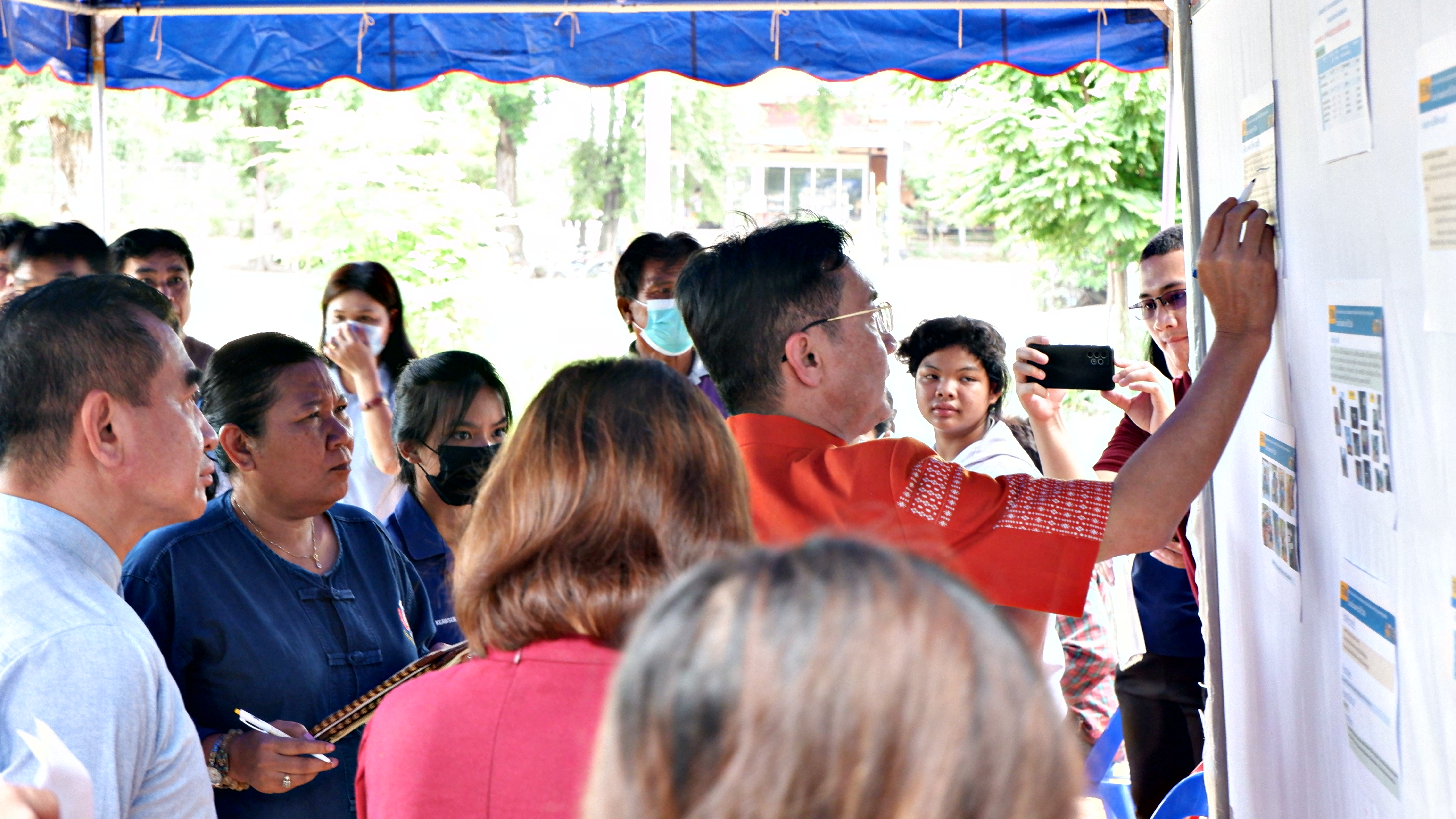 รองผู้ว่าฯ ขอนแก่น นำทีมติดตาม และสนับสนุน การดำเนินงานขจัดความยากจนฯ ในระดับพื้นที่ อำเภอบ้านแฮด
