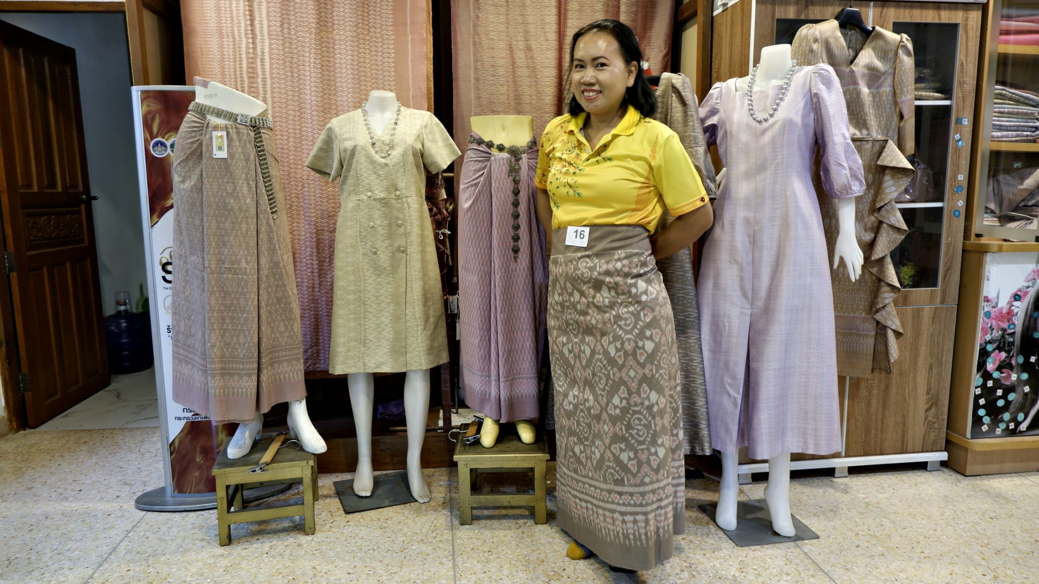 พช.ขอนแก่น : ติดตามการทอผ้าพระราชทาน “ผ้าลายดอกรักราชกัญญา”