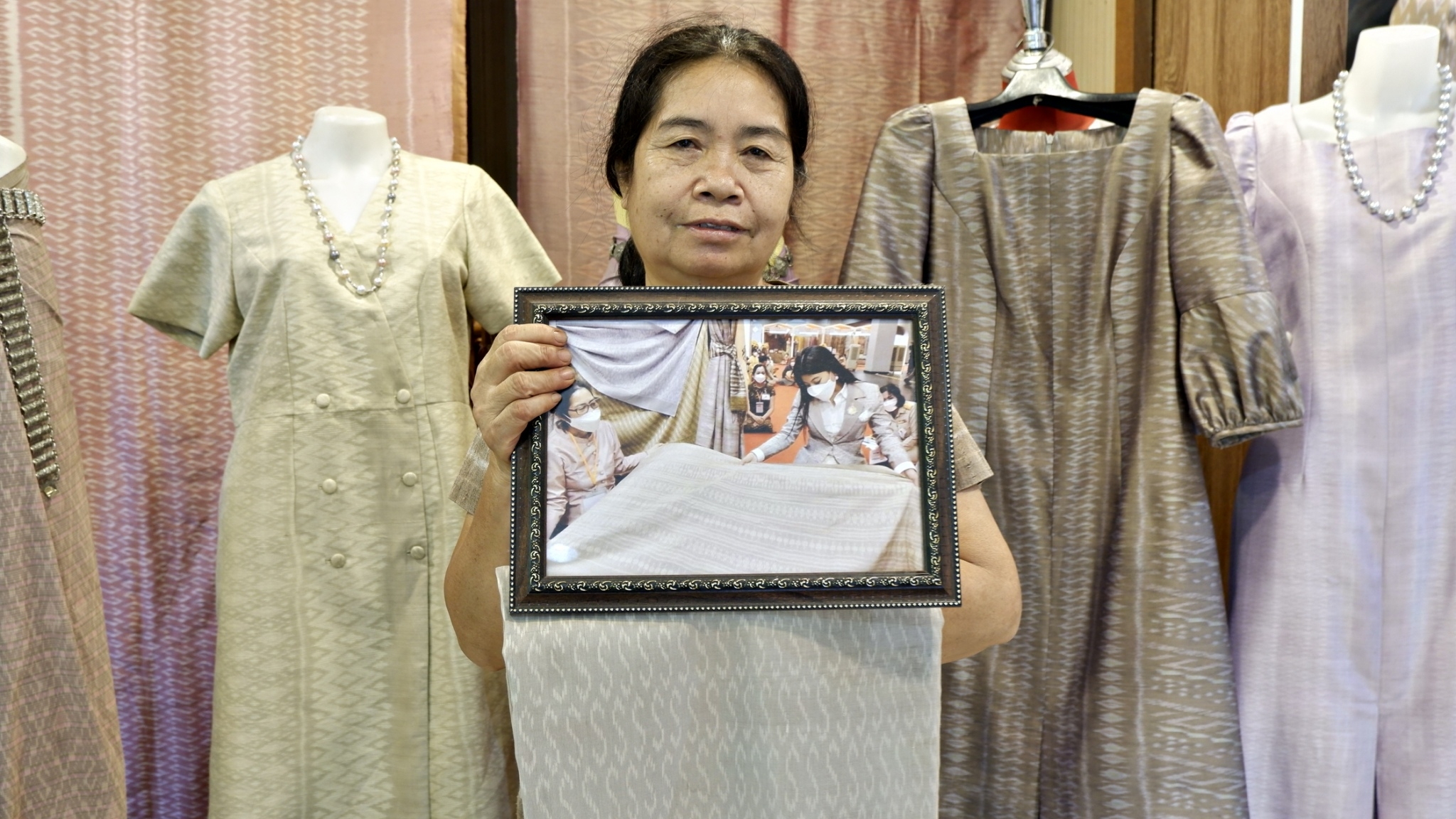พช.ขอนแก่น : ติดตามการทอผ้าพระราชทาน “ผ้าลายดอกรักราชกัญญา”
