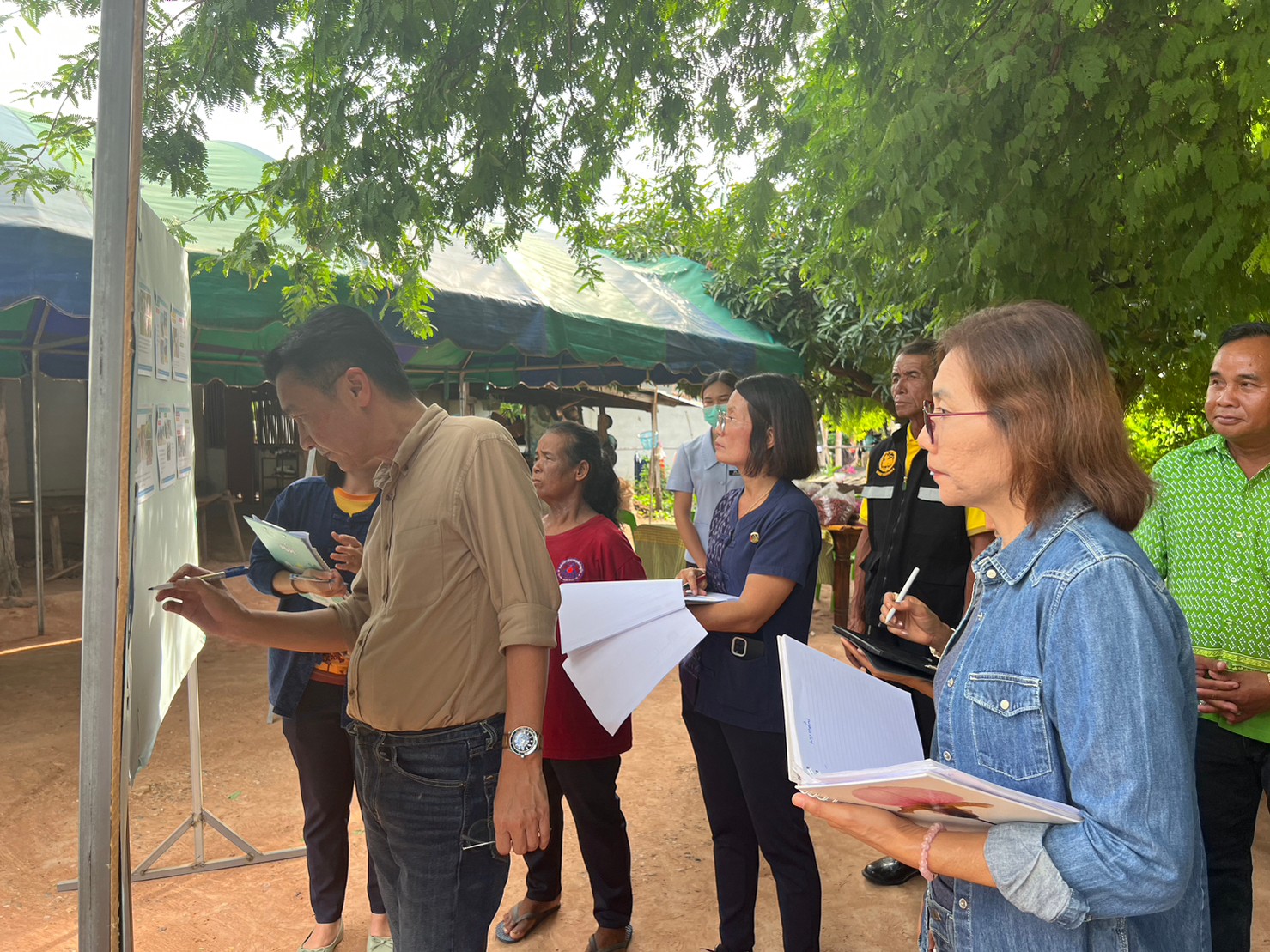 พช.ขอนแก่น : รองผู้ว่าฯ ขอนแก่น นำทีมติดตาม และสนับสนุน การดำเนินงานขจัดความยากจนฯ ในระดับพื้นที่ อำเภอซำสูง
