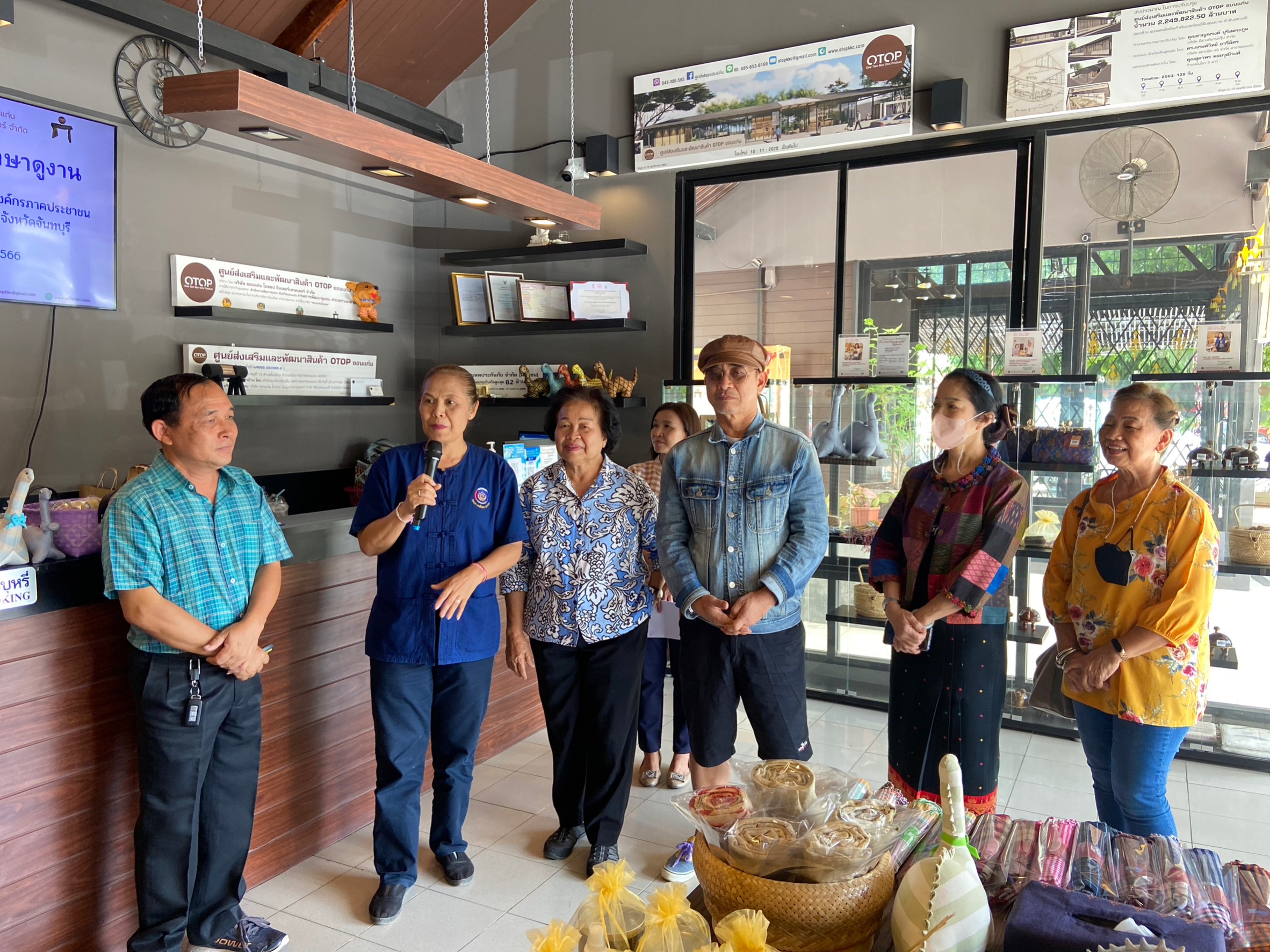พช.ขอนแก่น : ร่วมต้อนรับคณะศึกษาดูงานเทศบาลตำบลมะขาม อำเภอมะขาม จังหวัดจันทบุรี เดินทางมาศึกษาดู ณ ศูนย์ส่งเสริมและพัฒนาสินค้า OTOP ขอนแก่น จ.ขอนแก่น