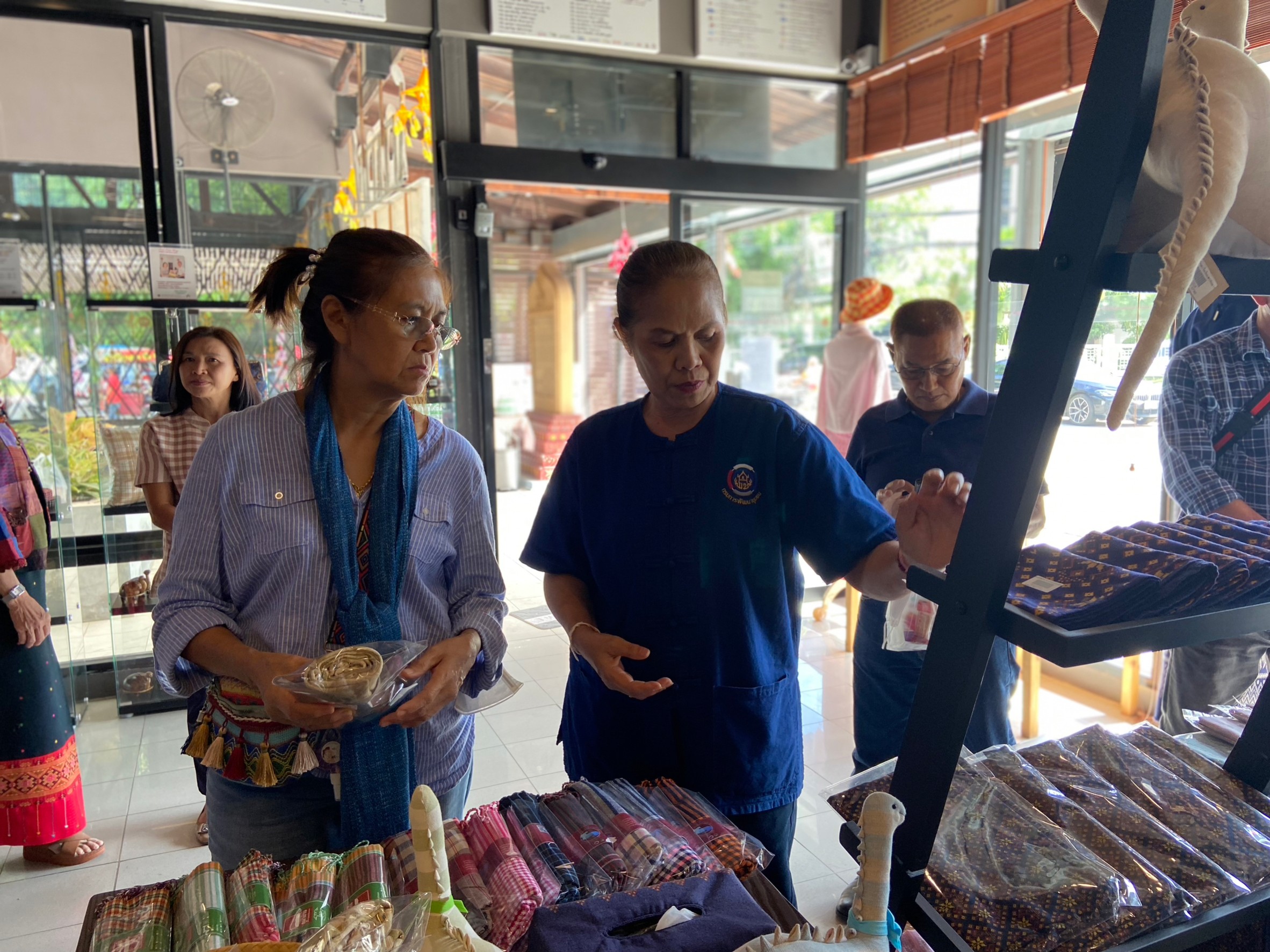 พช.ขอนแก่น : ร่วมต้อนรับคณะศึกษาดูงานเทศบาลตำบลมะขาม อำเภอมะขาม จังหวัดจันทบุรี เดินทางมาศึกษาดู ณ ศูนย์ส่งเสริมและพัฒนาสินค้า OTOP ขอนแก่น จ.ขอนแก่น