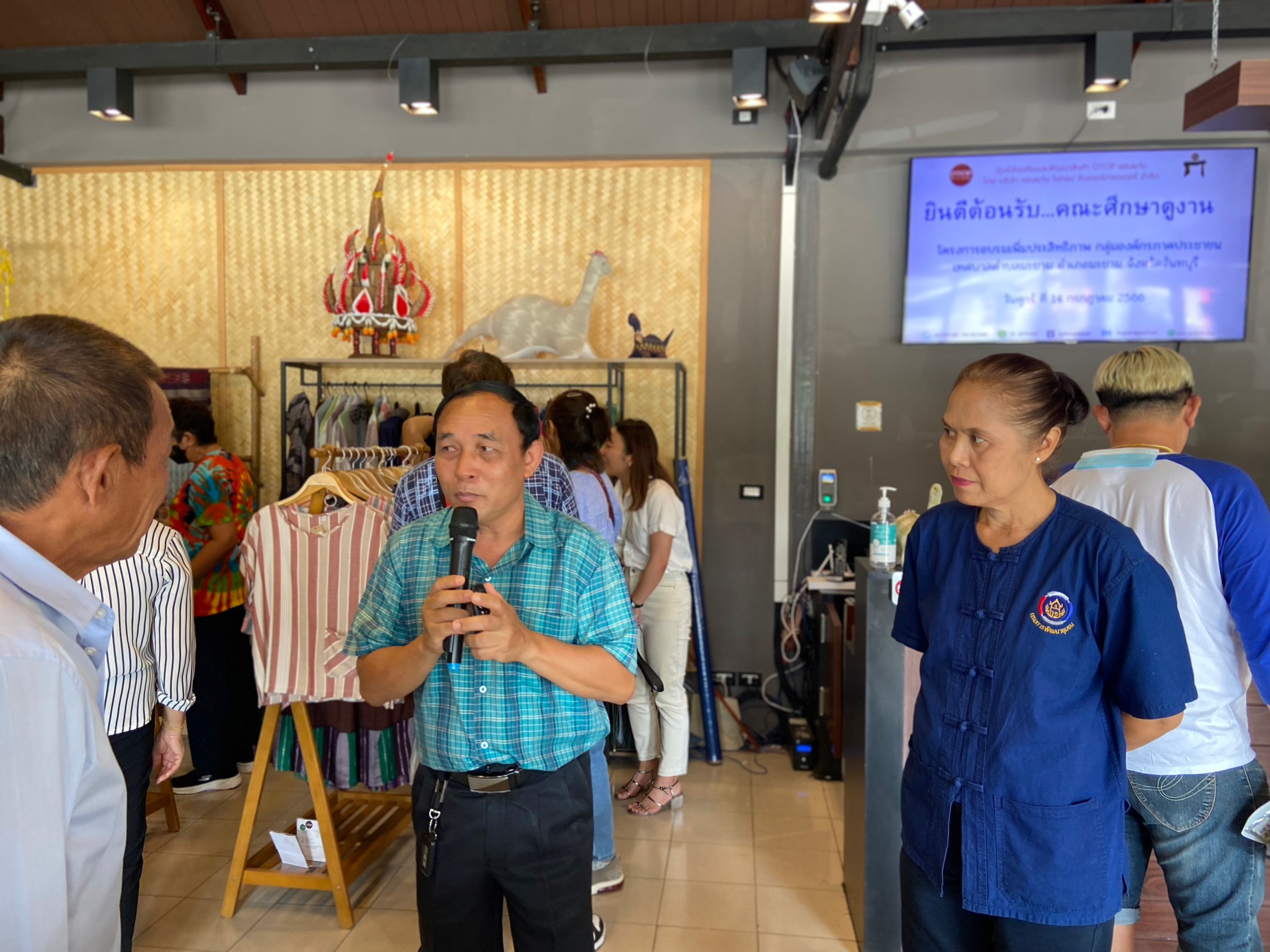 พช.ขอนแก่น : ร่วมต้อนรับคณะศึกษาดูงานเทศบาลตำบลมะขาม อำเภอมะขาม จังหวัดจันทบุรี เดินทางมาศึกษาดู ณ ศูนย์ส่งเสริมและพัฒนาสินค้า OTOP ขอนแก่น จ.ขอนแก่น