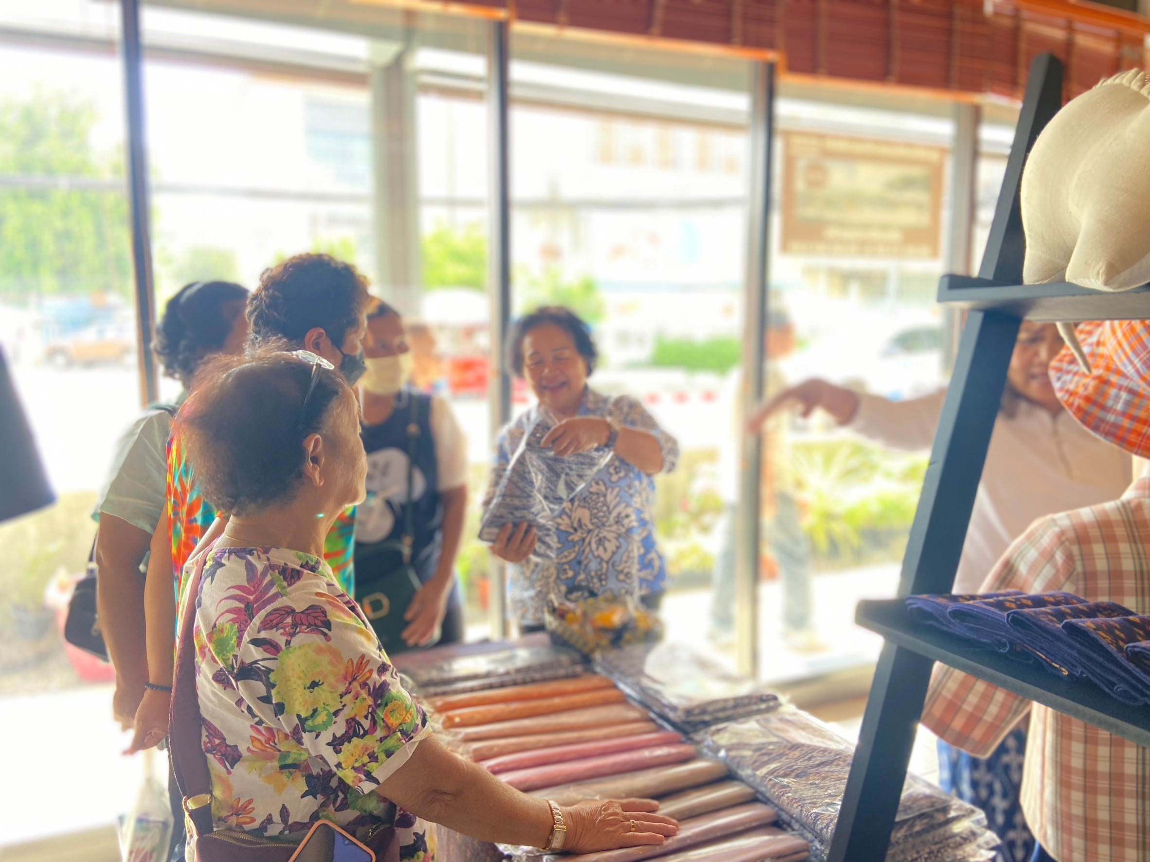 พช.ขอนแก่น : ร่วมต้อนรับคณะศึกษาดูงานเทศบาลตำบลมะขาม อำเภอมะขาม จังหวัดจันทบุรี เดินทางมาศึกษาดู ณ ศูนย์ส่งเสริมและพัฒนาสินค้า OTOP ขอนแก่น จ.ขอนแก่น