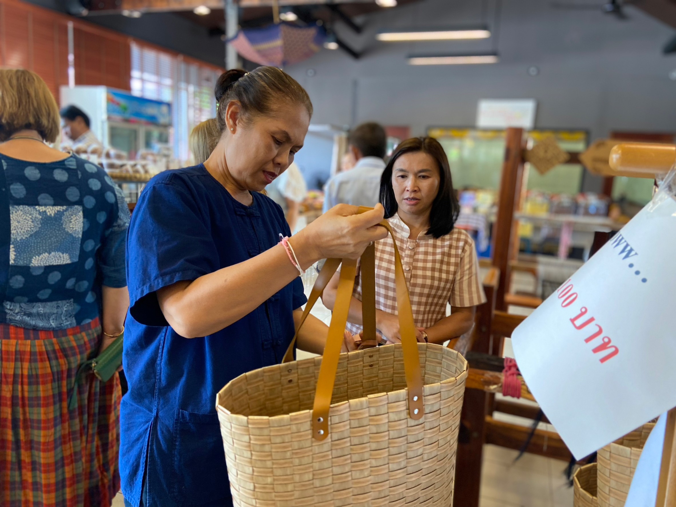 พช.ขอนแก่น : ร่วมต้อนรับคณะศึกษาดูงานเทศบาลตำบลมะขาม อำเภอมะขาม จังหวัดจันทบุรี เดินทางมาศึกษาดู ณ ศูนย์ส่งเสริมและพัฒนาสินค้า OTOP ขอนแก่น จ.ขอนแก่น